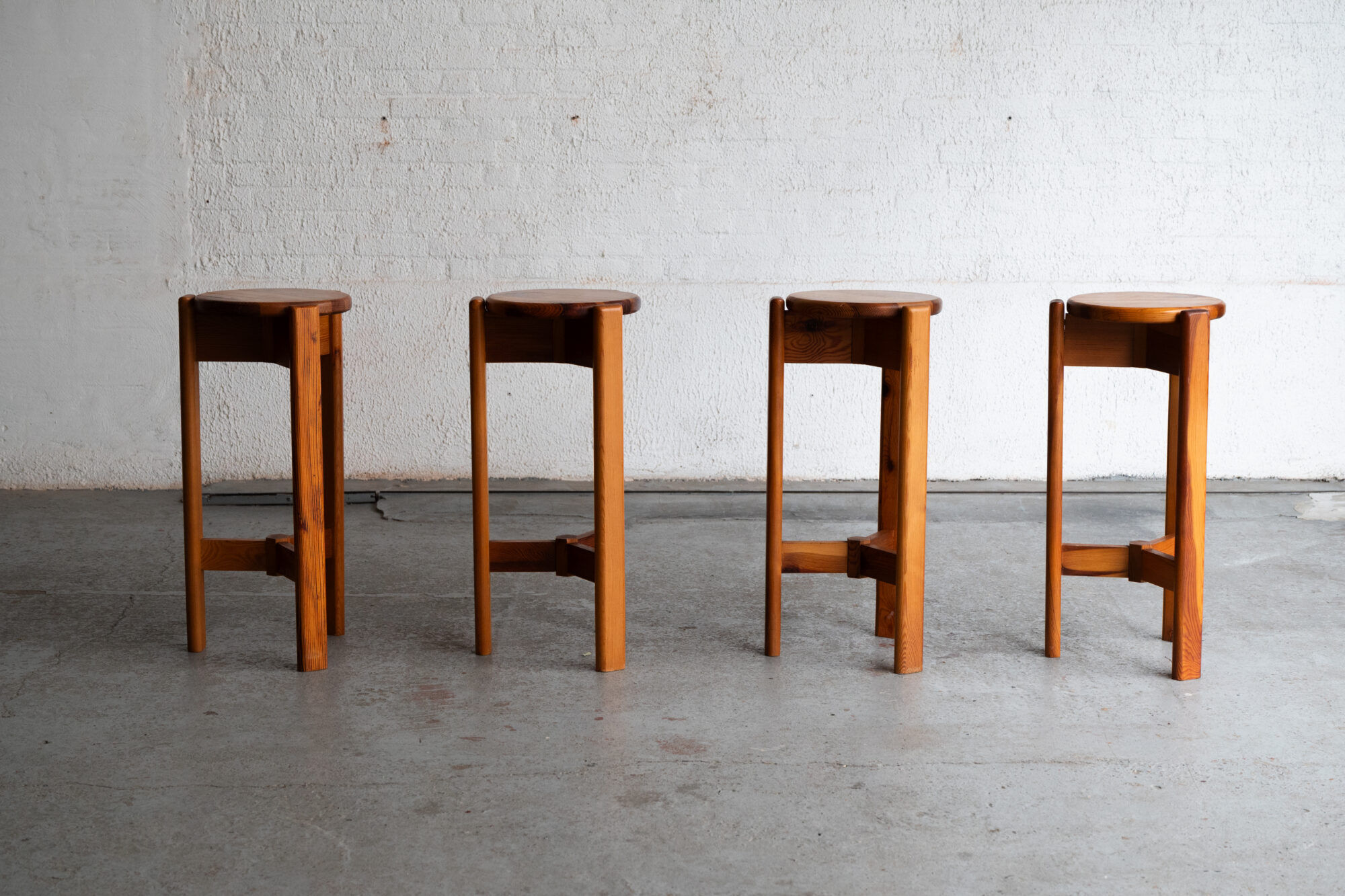 Ensemble de 4 tabourets de bar, design français, années 1970
