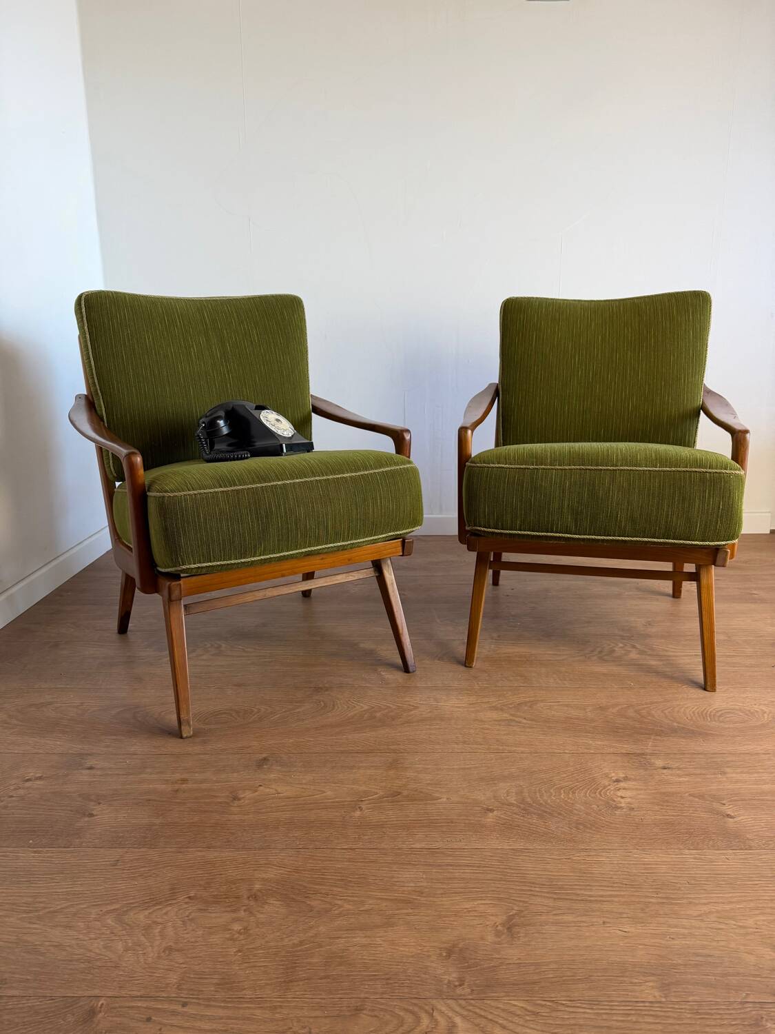 Paire de fauteuils vintage en bois et tissu