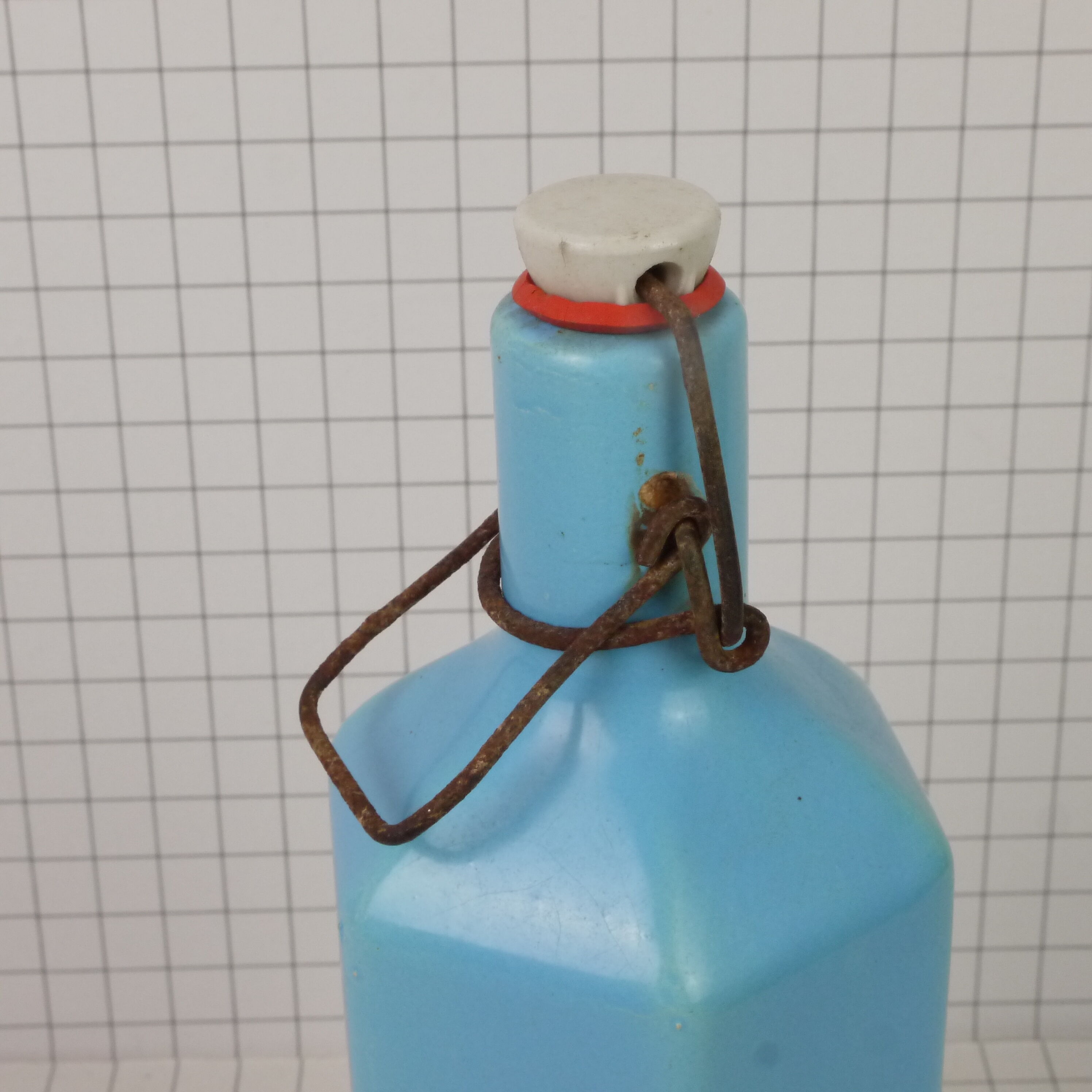 Bottle bottle in old enamelled sandstone