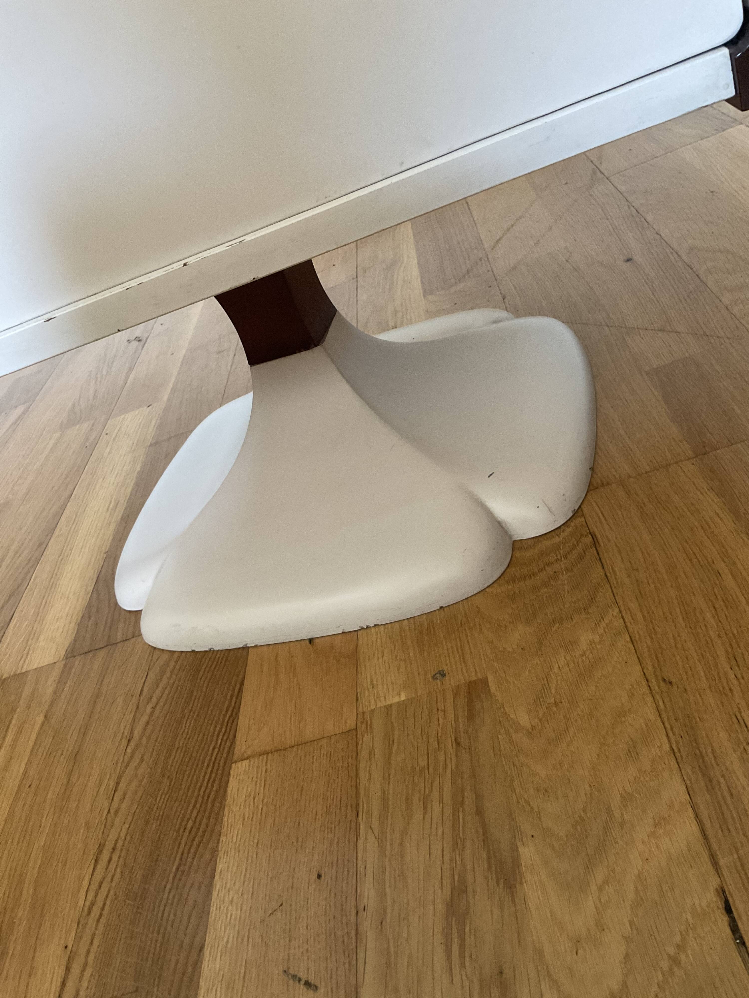 Table appoint pied tulipe
