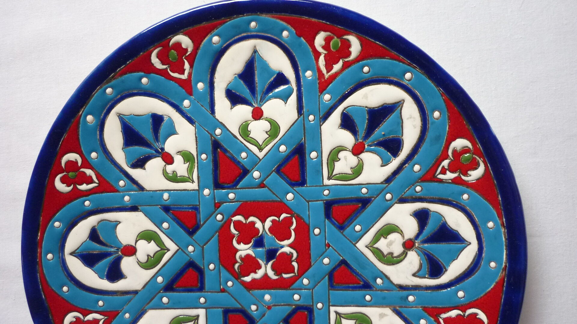 Flat enamelled geometrical patterns