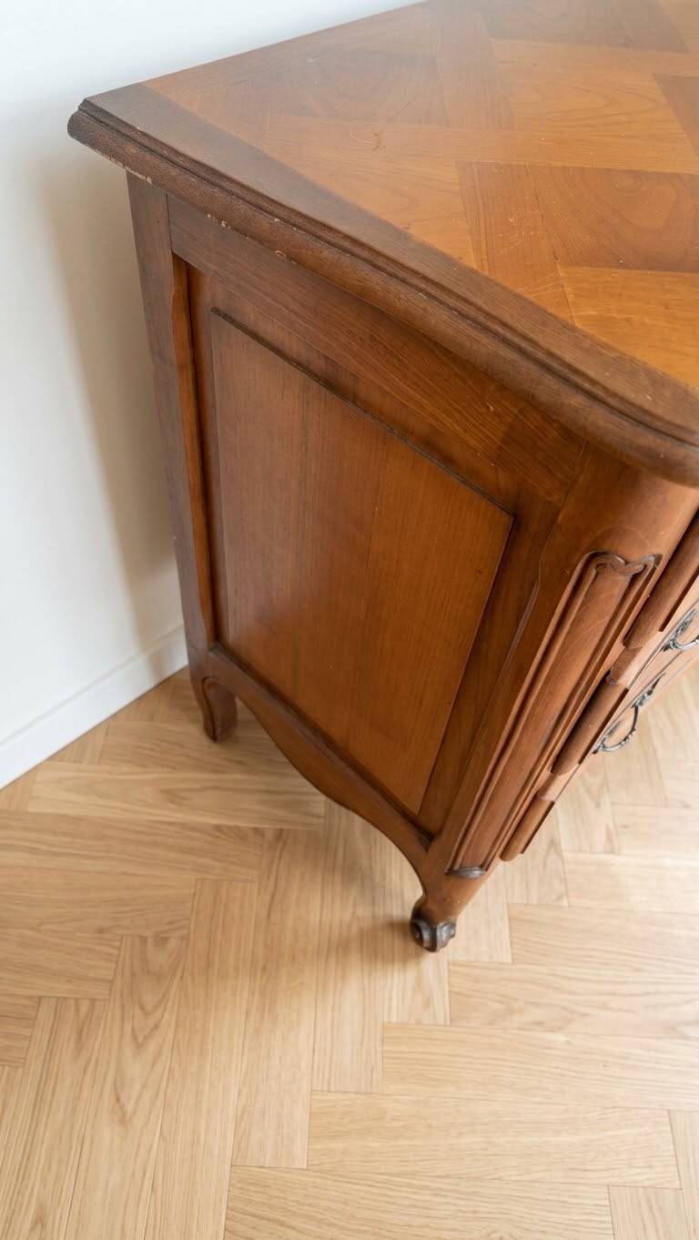 Wooden chest of drawers