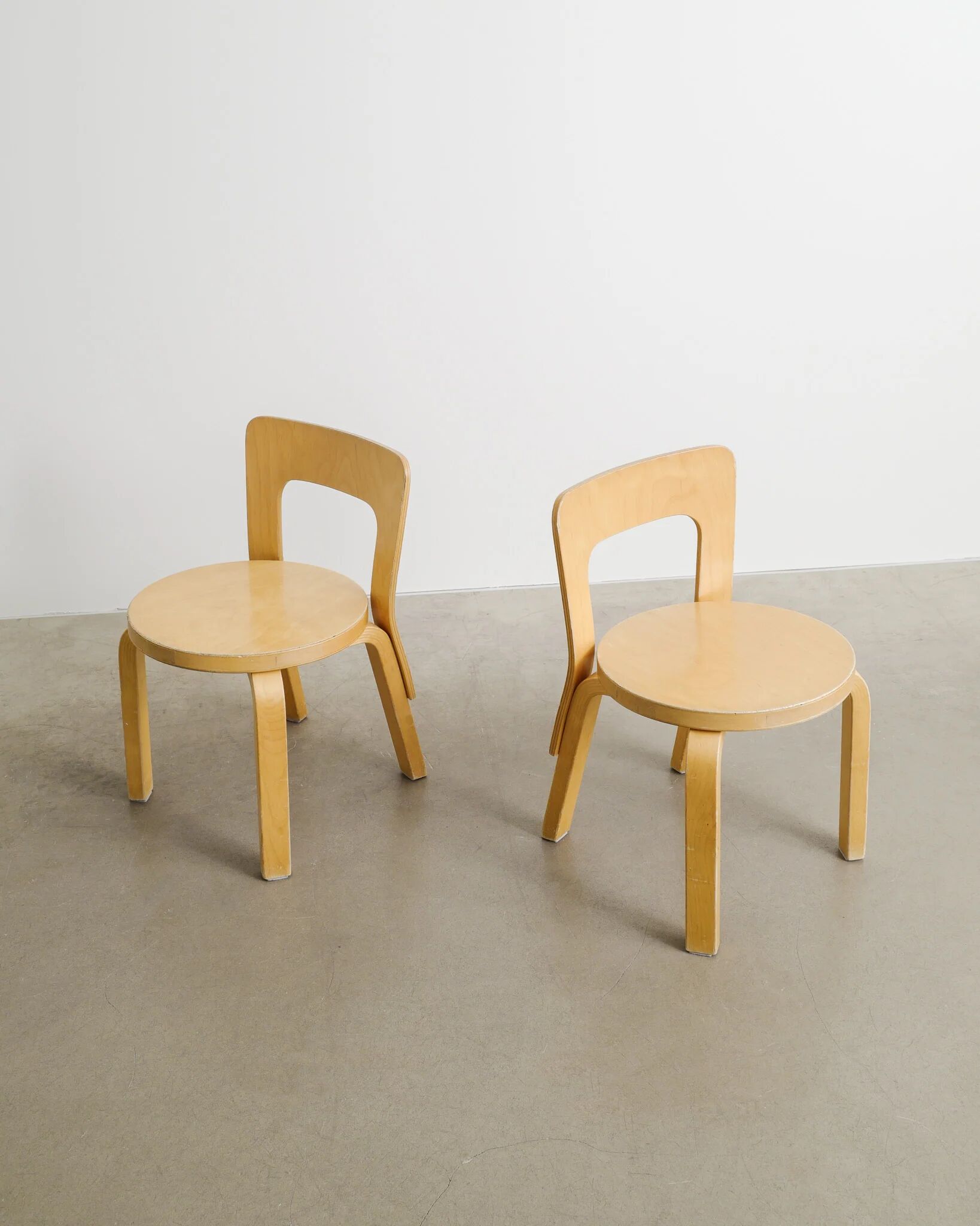 Paire de chaises pour enfant en bois N65 par Alvar Aalto, Finlande années 1990