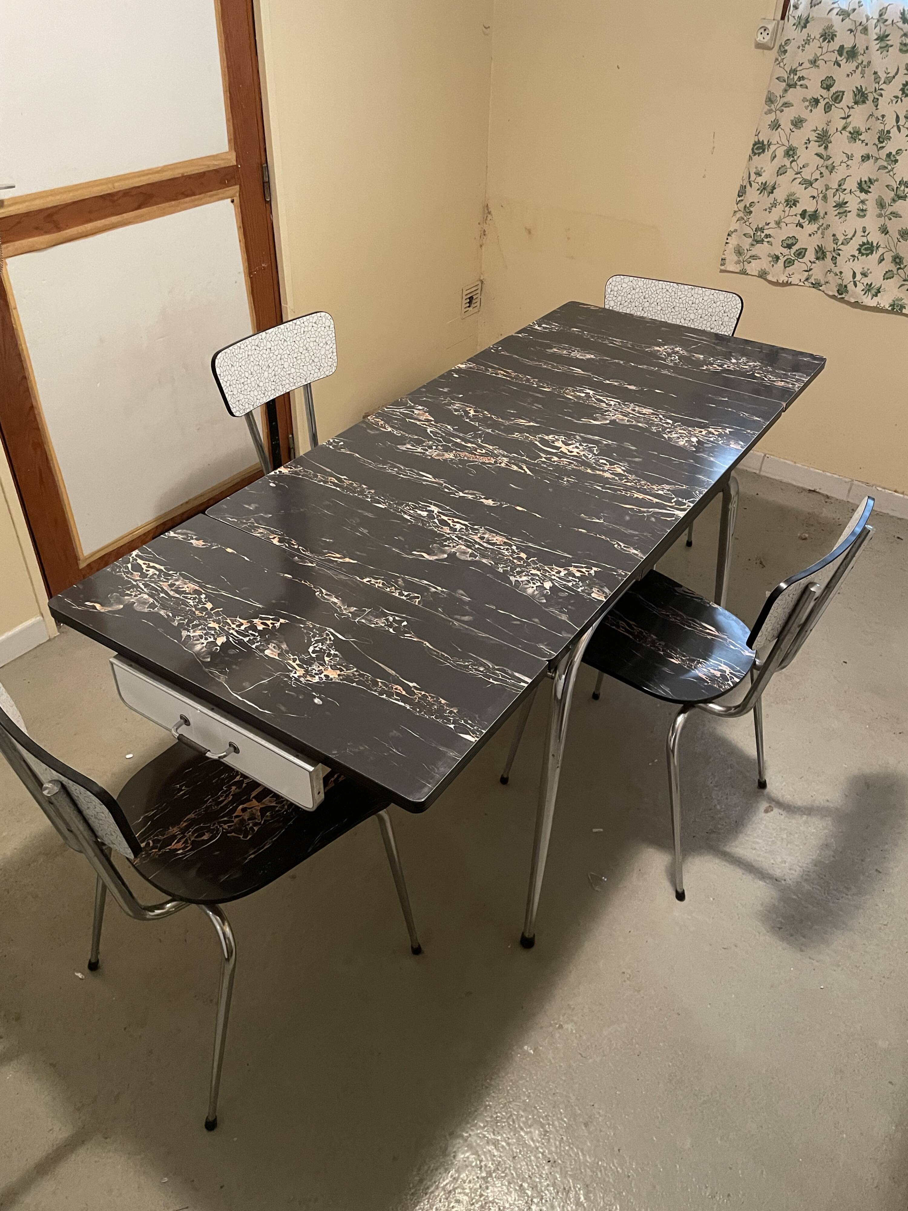Table and 4 chairs in Formica.