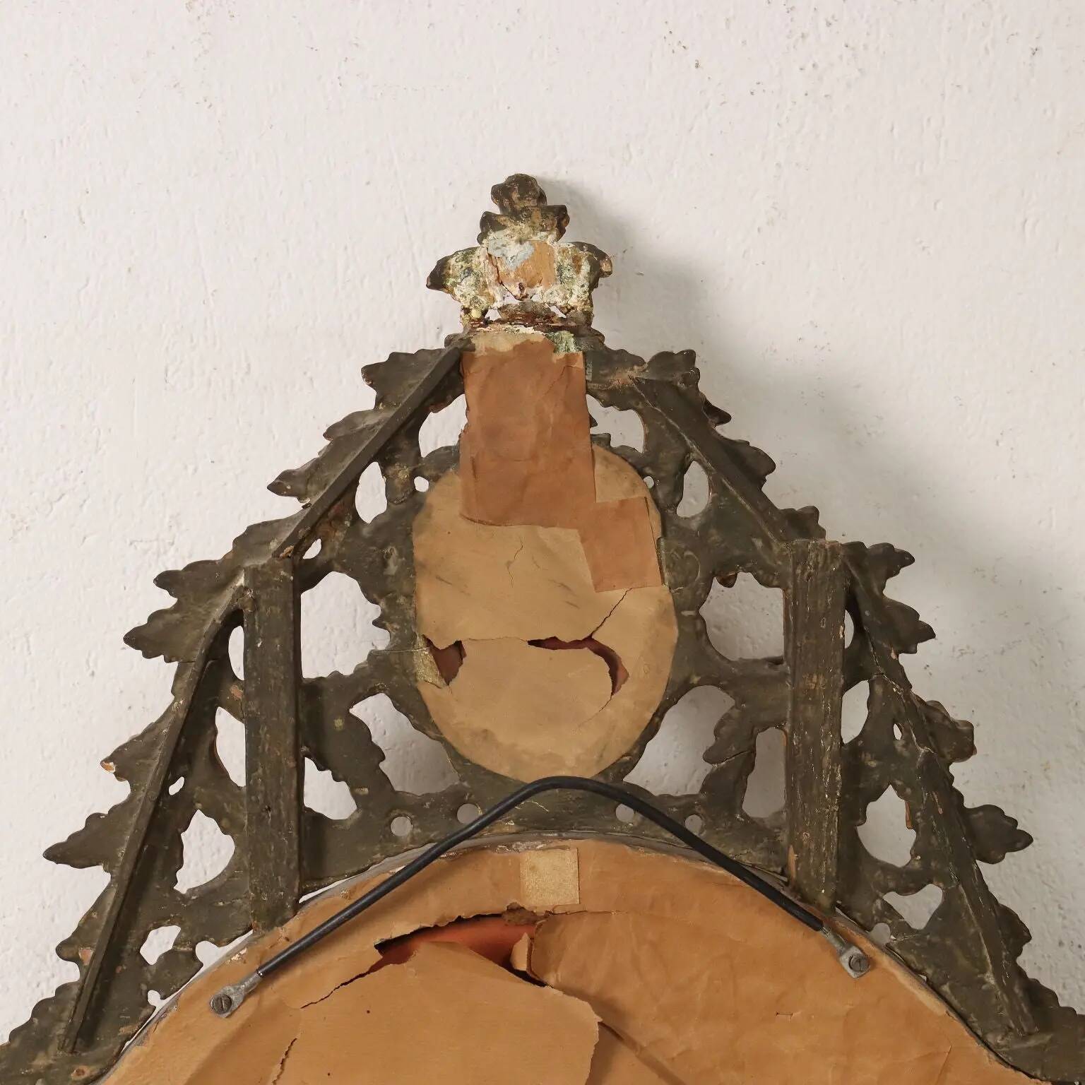 Neoclassical antique mirror in gilded wood, Italy, 18th century.