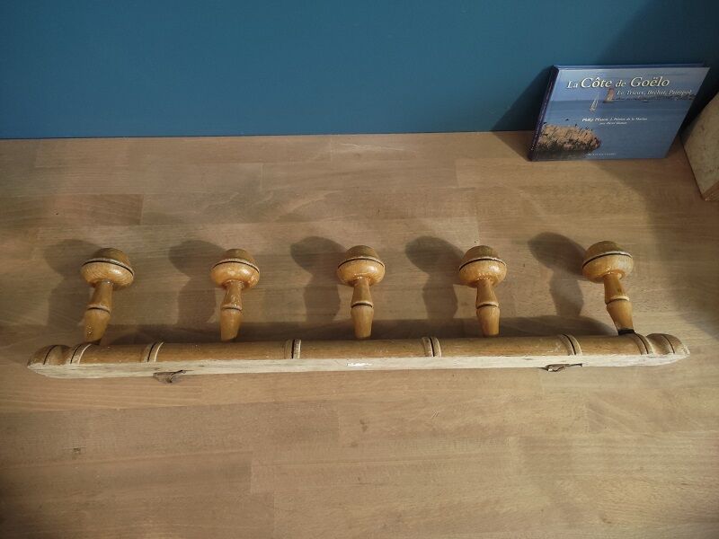 Coat rack in wood with 5 hooks
