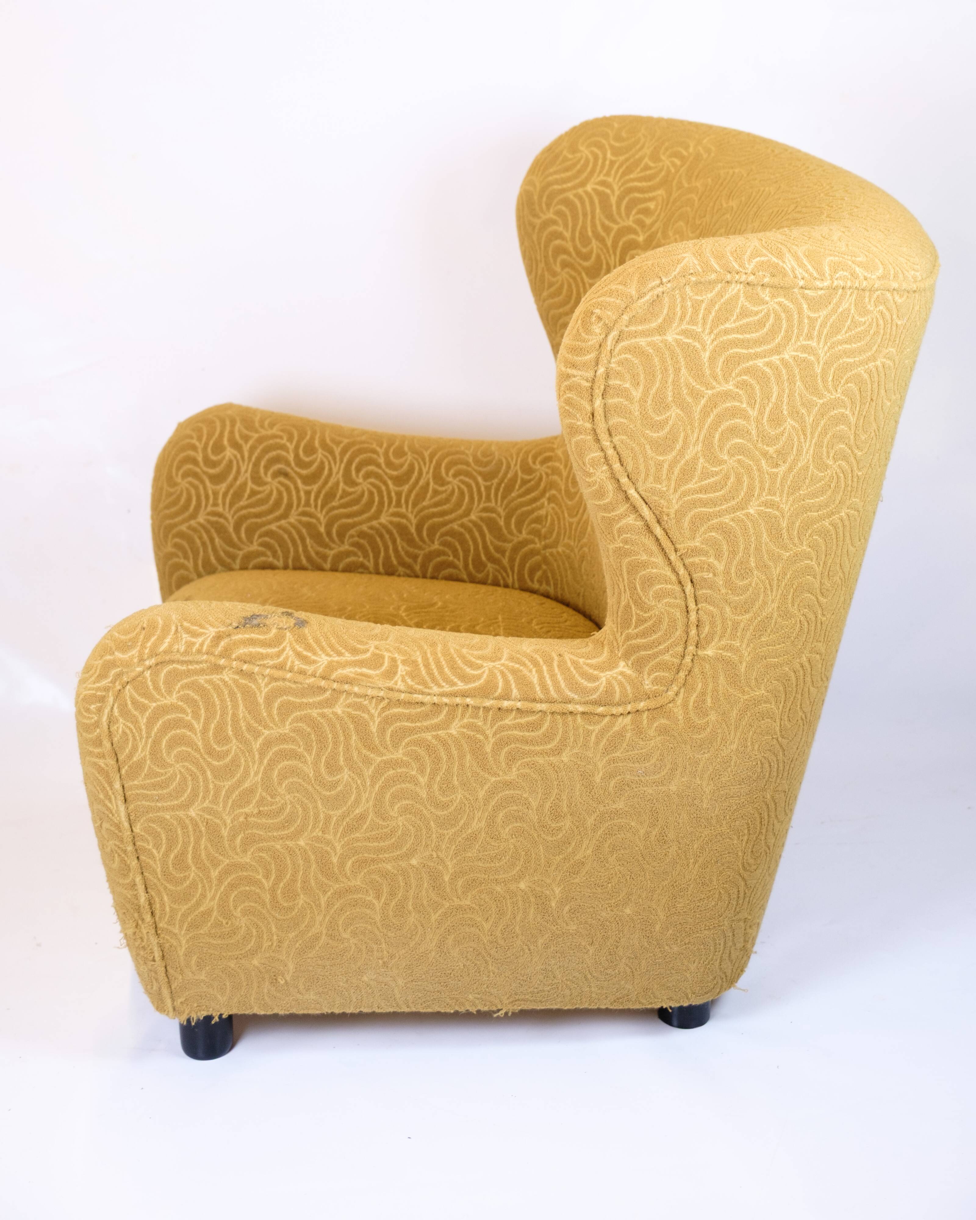 Armchair with ottoman - Over-upholstered - Patterned yellow fabric - Black legs - Danish design - 1940s style