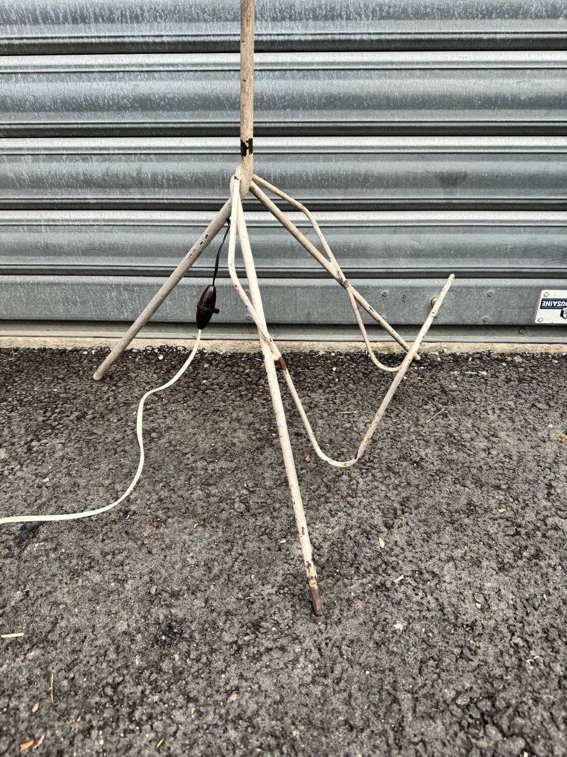Rare vintage tripod floor lamp model from the 1950s.