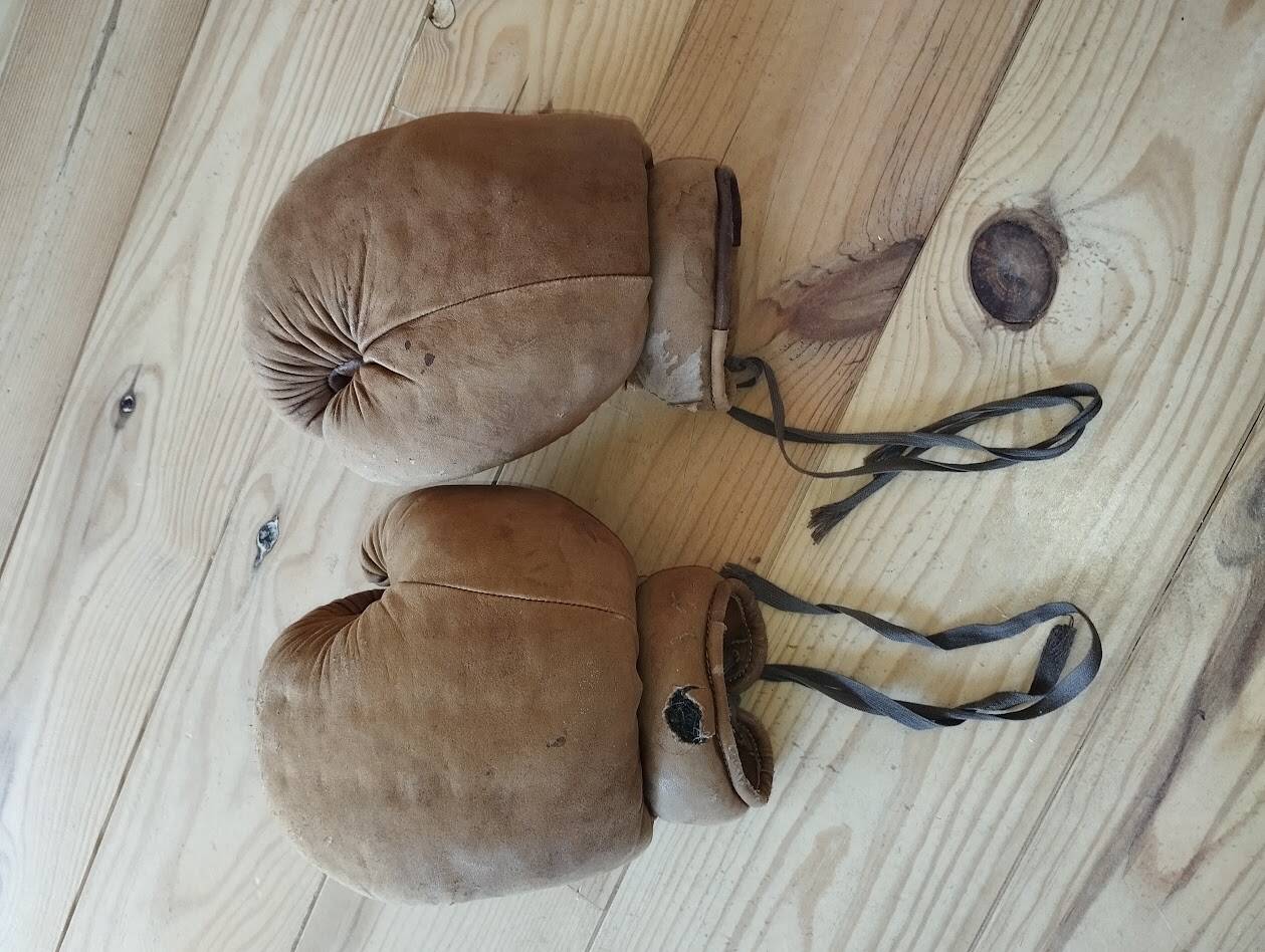 Vintage pair of tan leather boxing gloves (8 oz) – Circa 1940/19