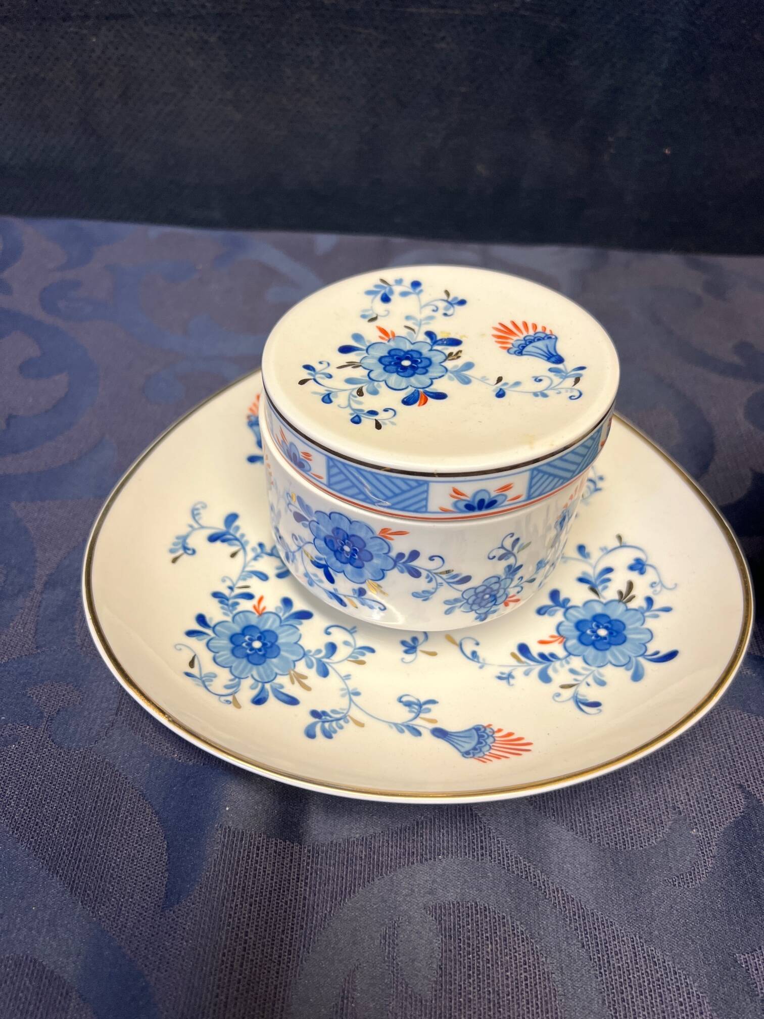 Volkstedt. Set of bonbonnière, plate and vase in cobalt.