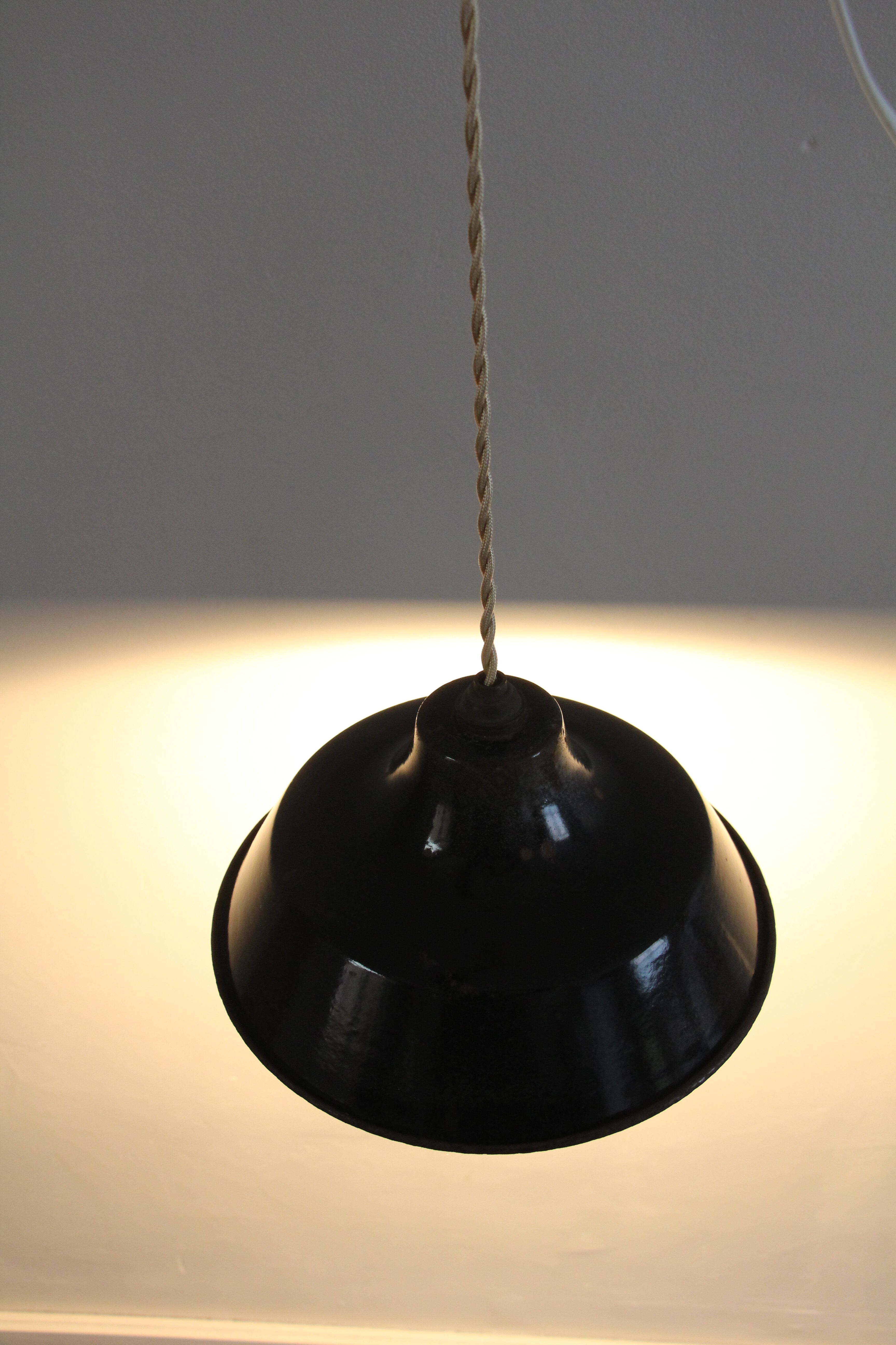 Suspension industrielle en tôle émaillée années 50