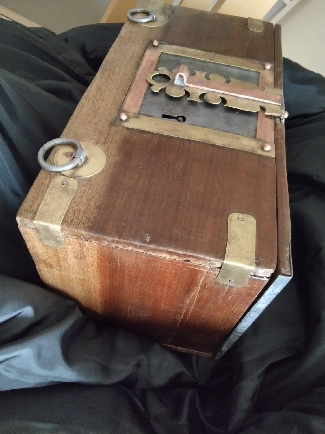 Coffre de voyage Mauritanien "Sanduq" ornements cuivre et fer fin XIXe