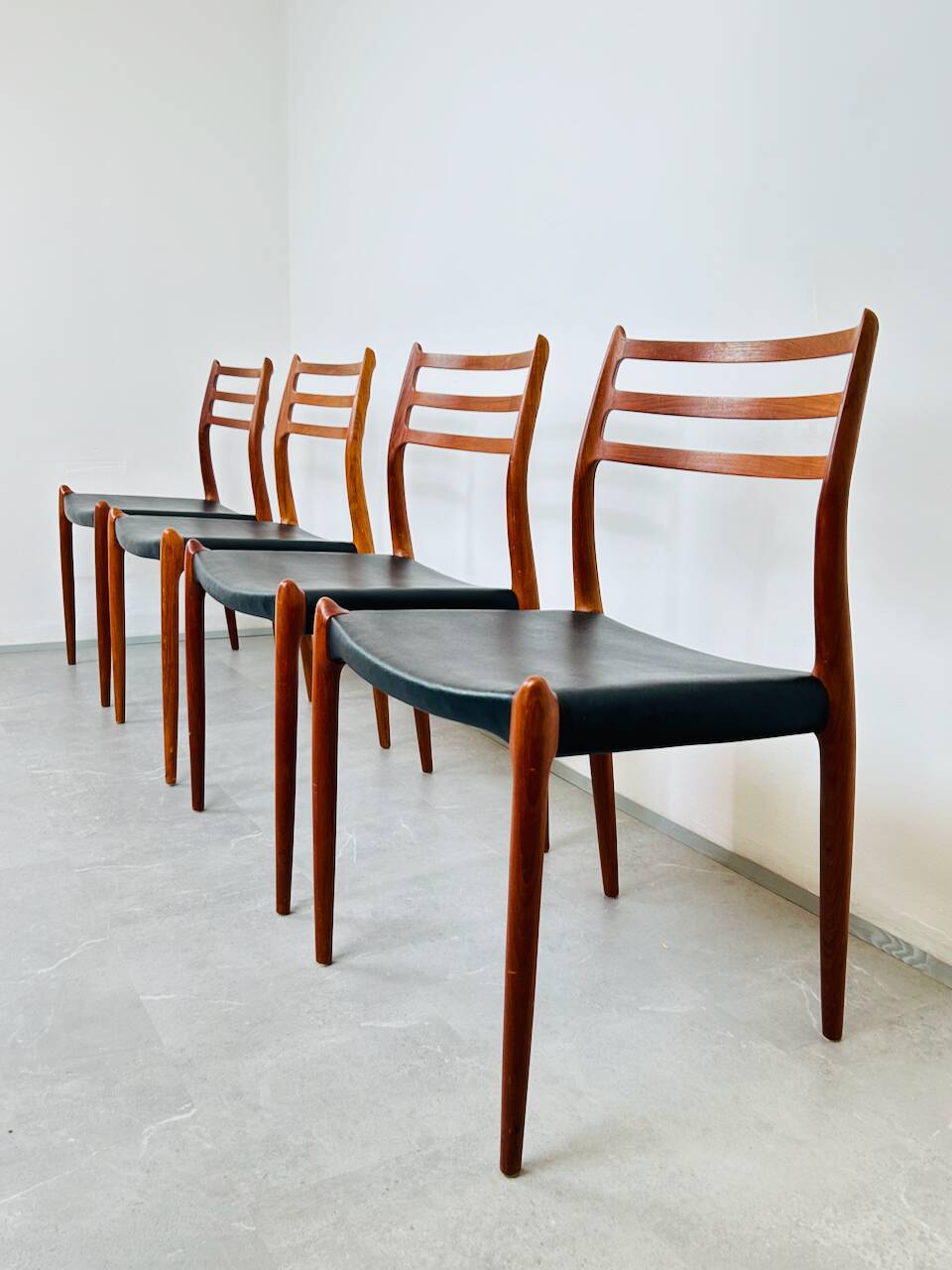 Ensemble de 4 chaises modèle 78 en teck et cuir par Niels O. Møller