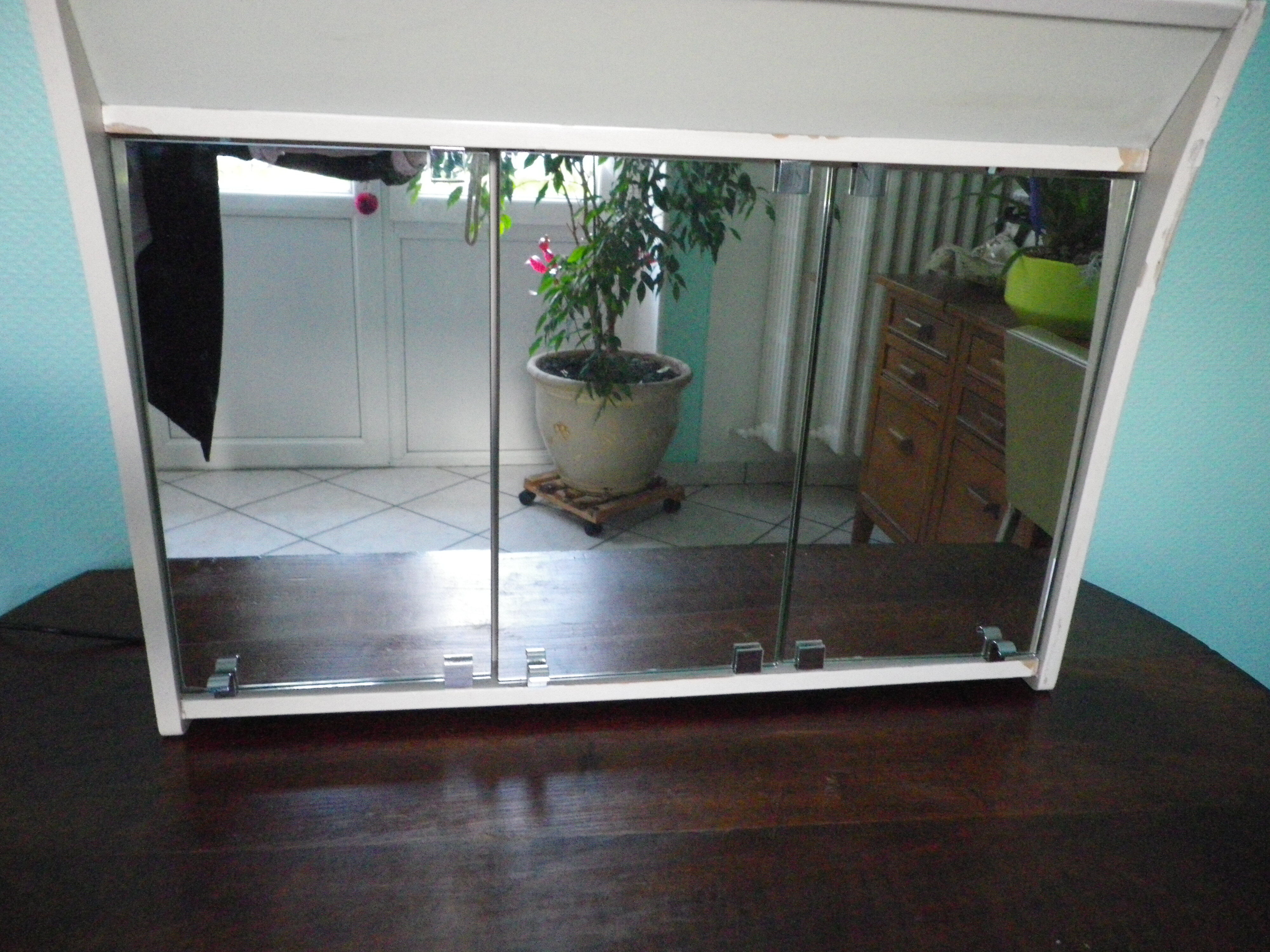 Pharmacy cabinet, 3 mirror doors, double lighting, power outlet and Bakelite switch