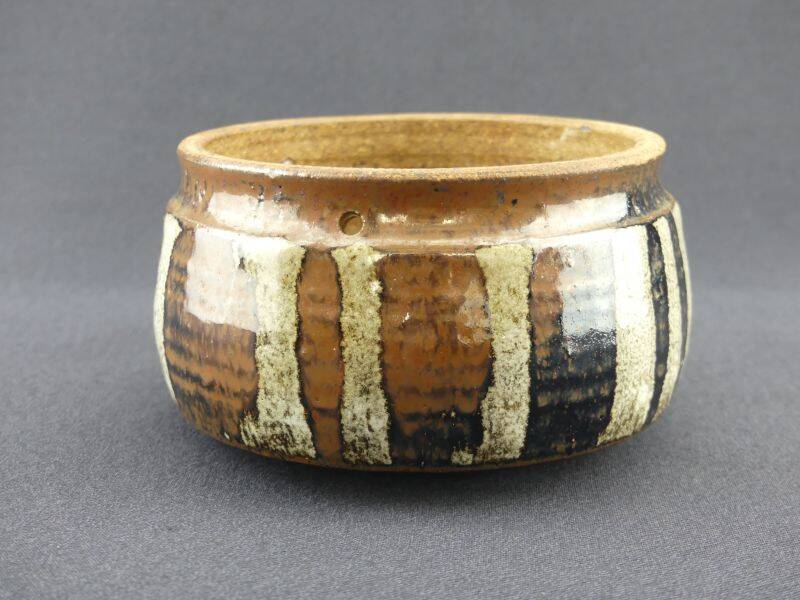 Vintage ceramic hanging cache-pot