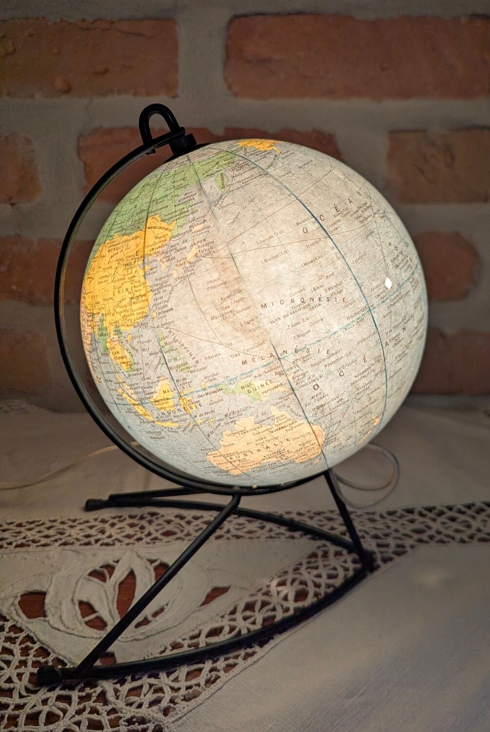Illuminated terrestrial globe in glass by Girard and Barrère, 1960s - 1/8000