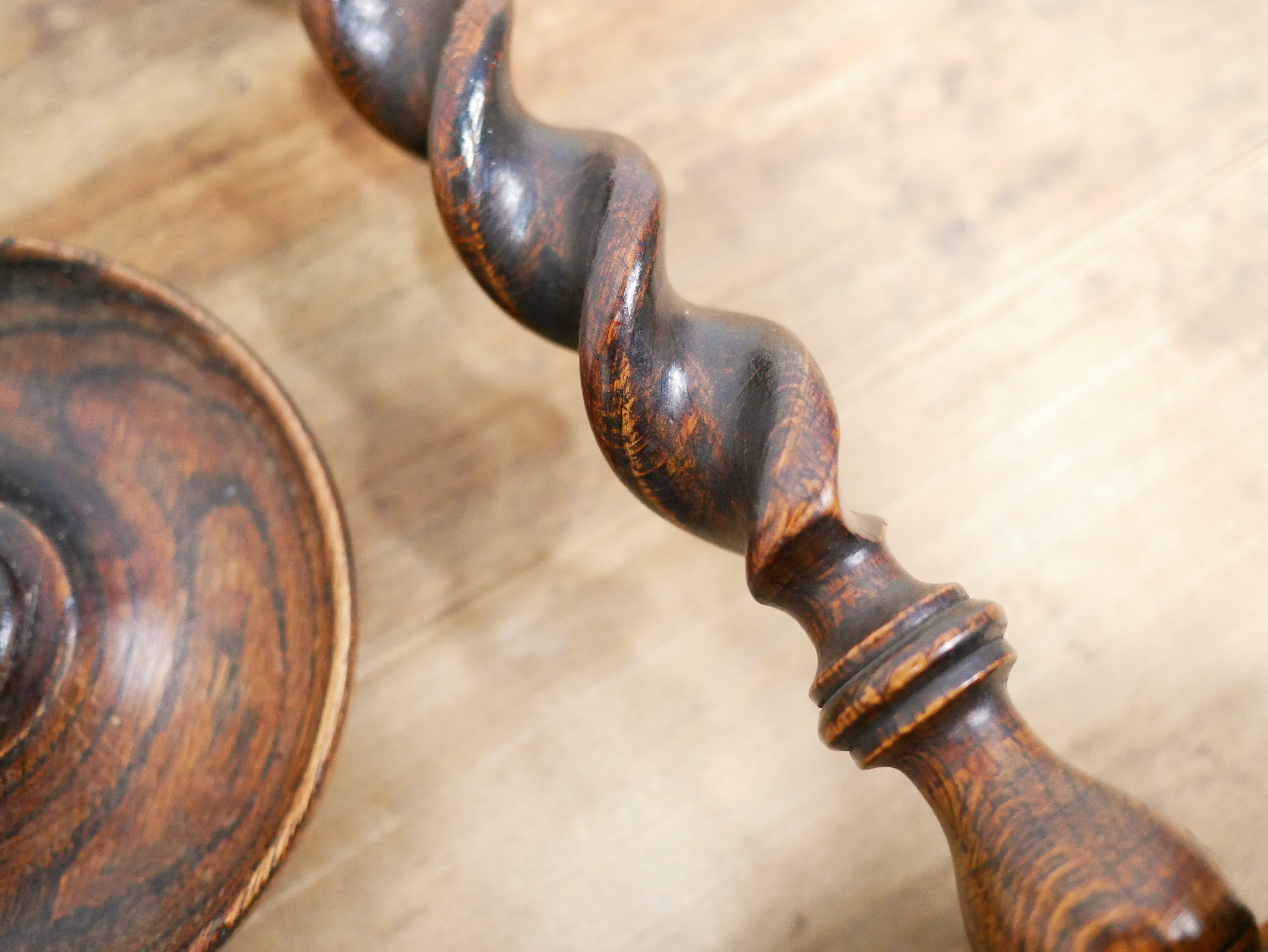 Paire de bougeoirs anciens en bois et bronze