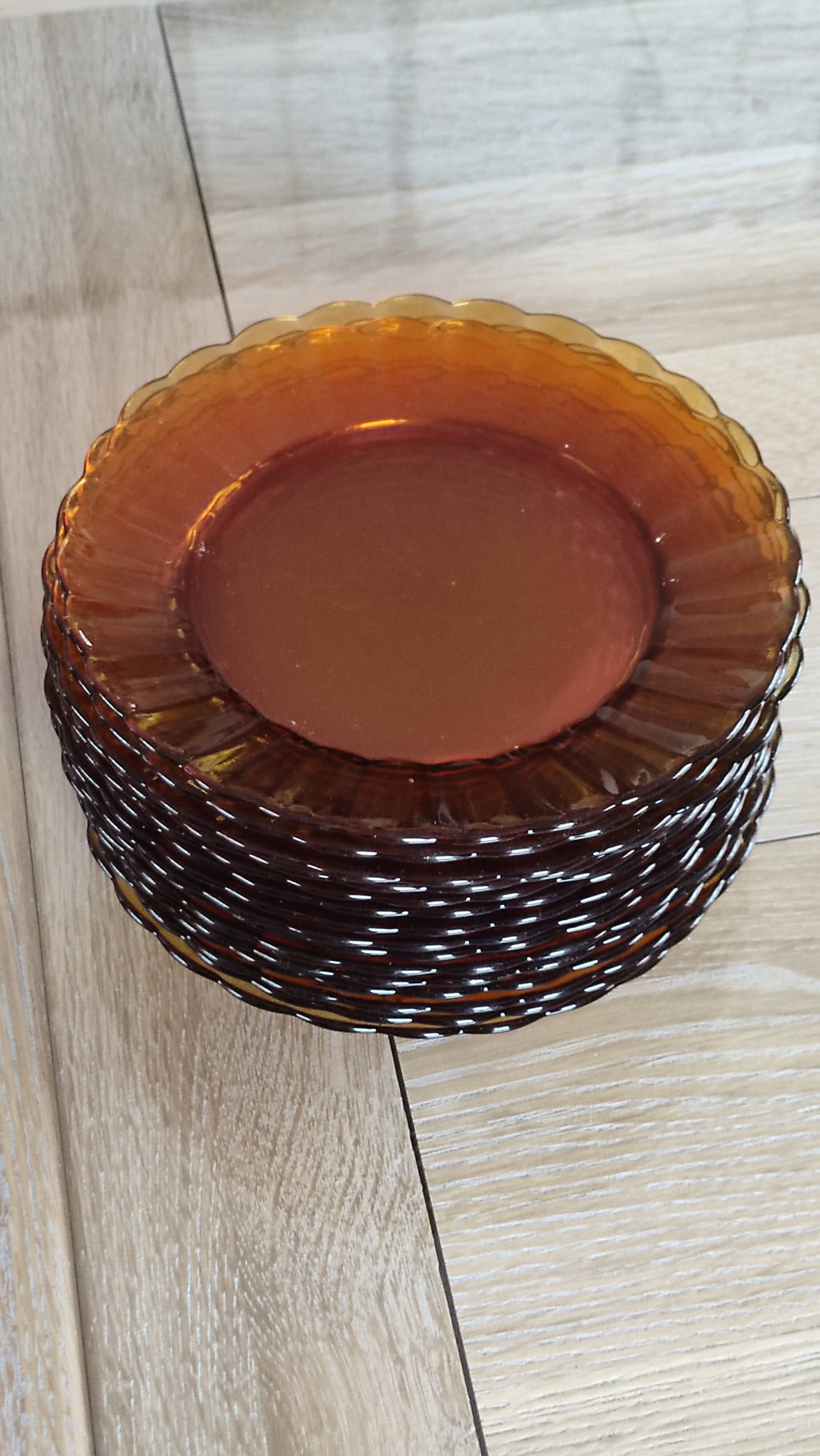 Fifteen amber Duralex model Marguerite plates