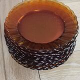 Fifteen amber Duralex model Marguerite plates