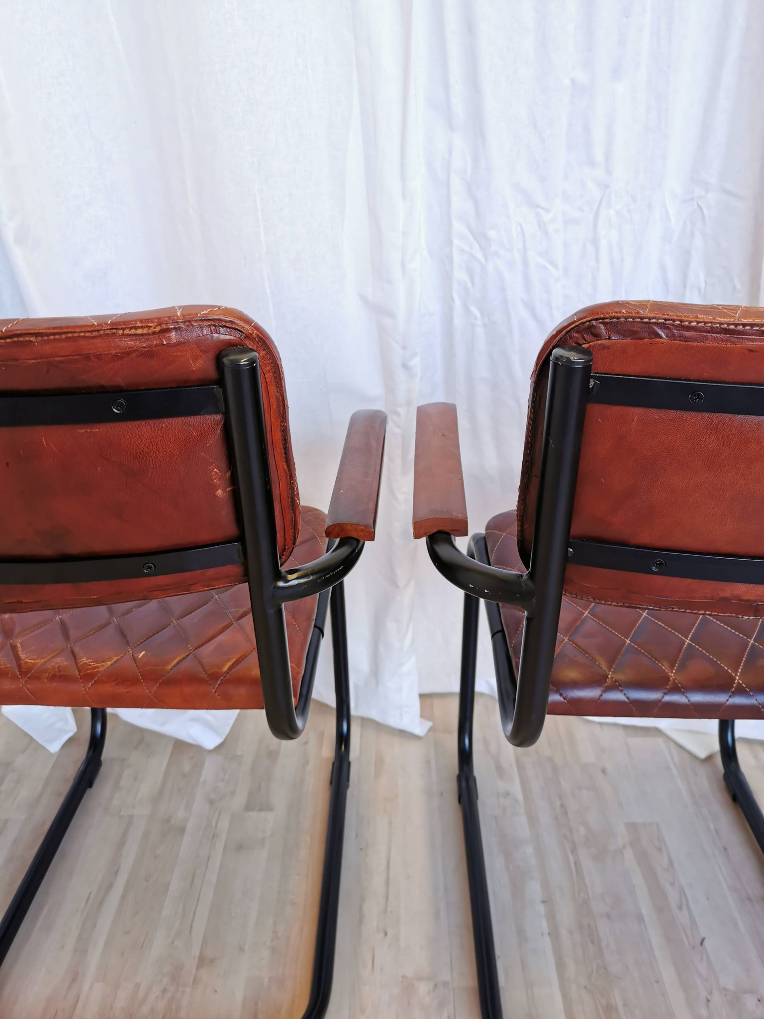 Lot de 4 chaises de salle à manger vintage en cuir matelassé : base en métal noir