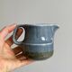 Petit pot à lait en céramique bleu et beige