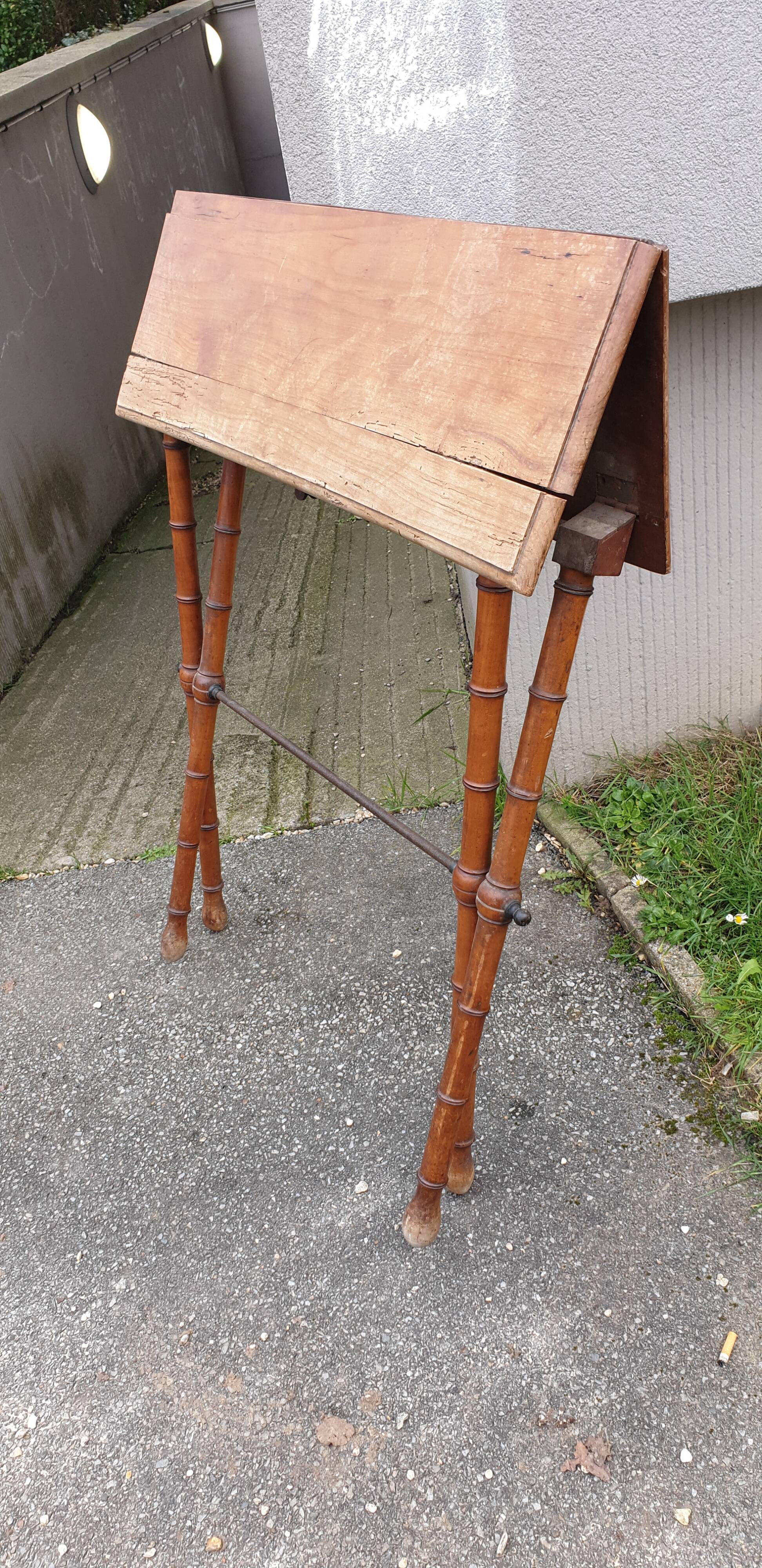 Foldable bistro table in bamboo and walnut