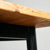 Longue table en pin canadien avec pieds noirs