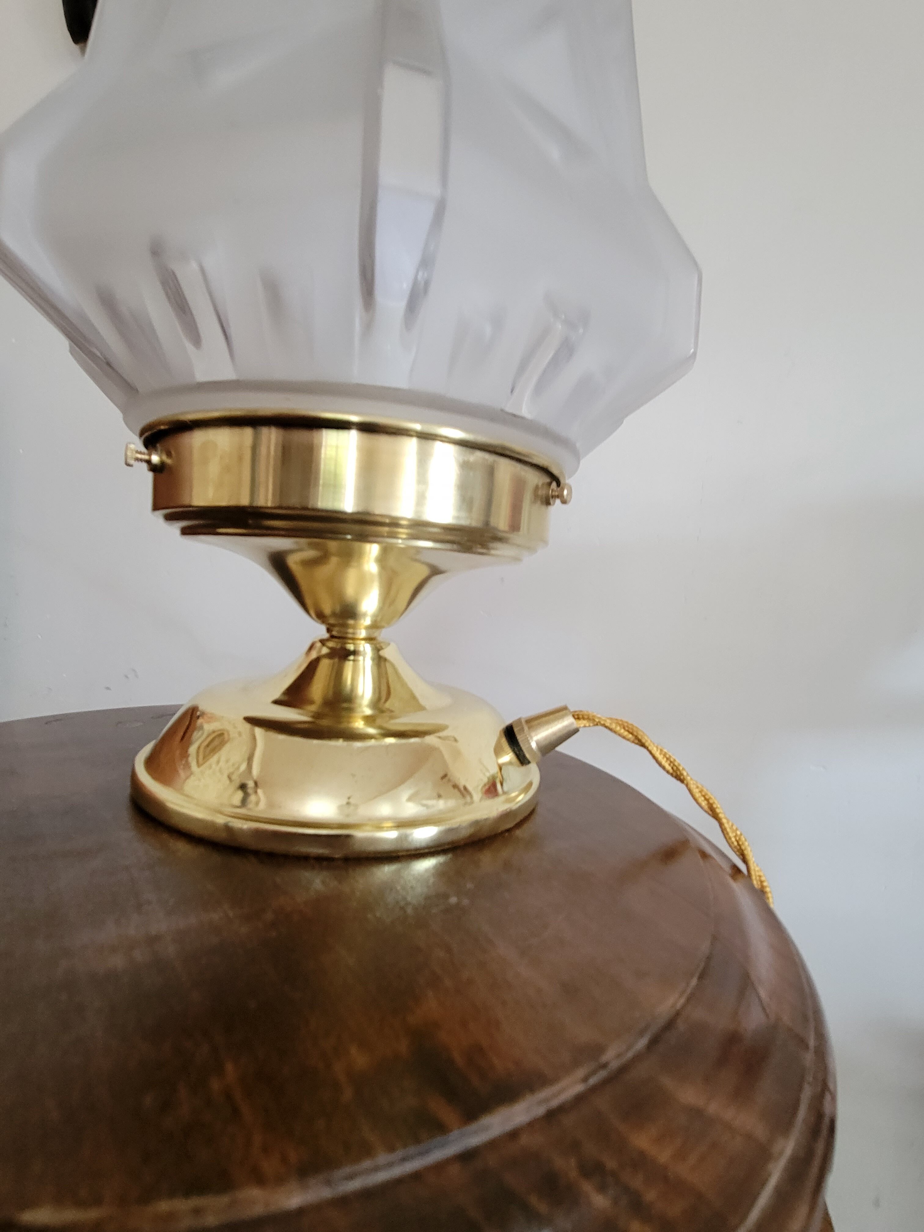 Lamp to pose with Art Deco globe