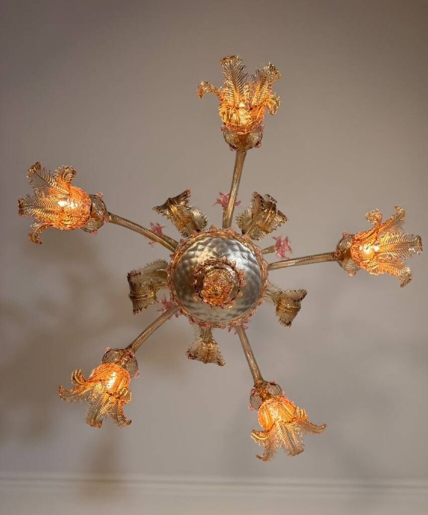 Venetian chandelier in gilded and pink Murano glass, 5 light arms, circa 1930.