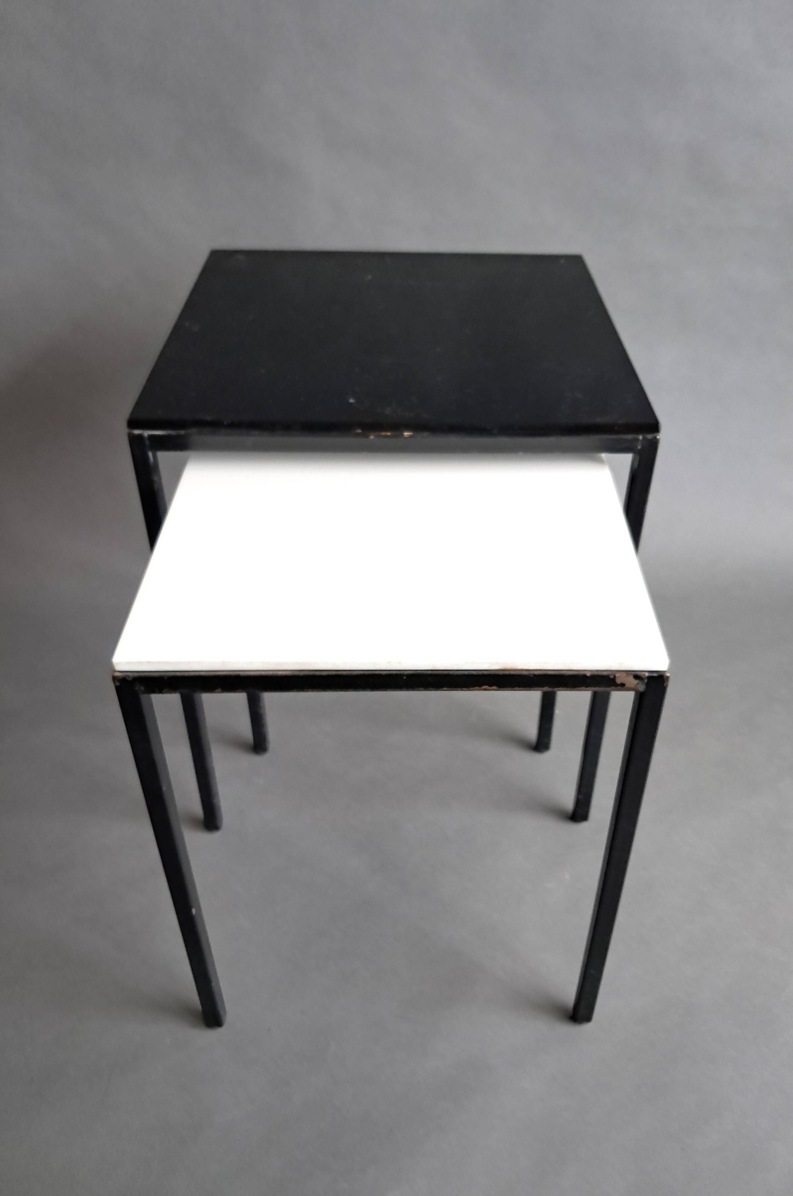 Pair of modernist nesting tables in black metal and white and black opaline 1960.