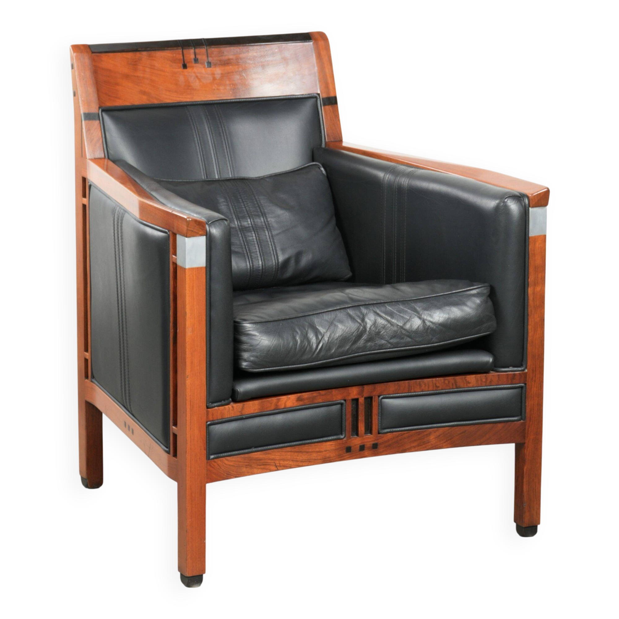 Fauteuil en cuir noir de style Art Déco en bon état.