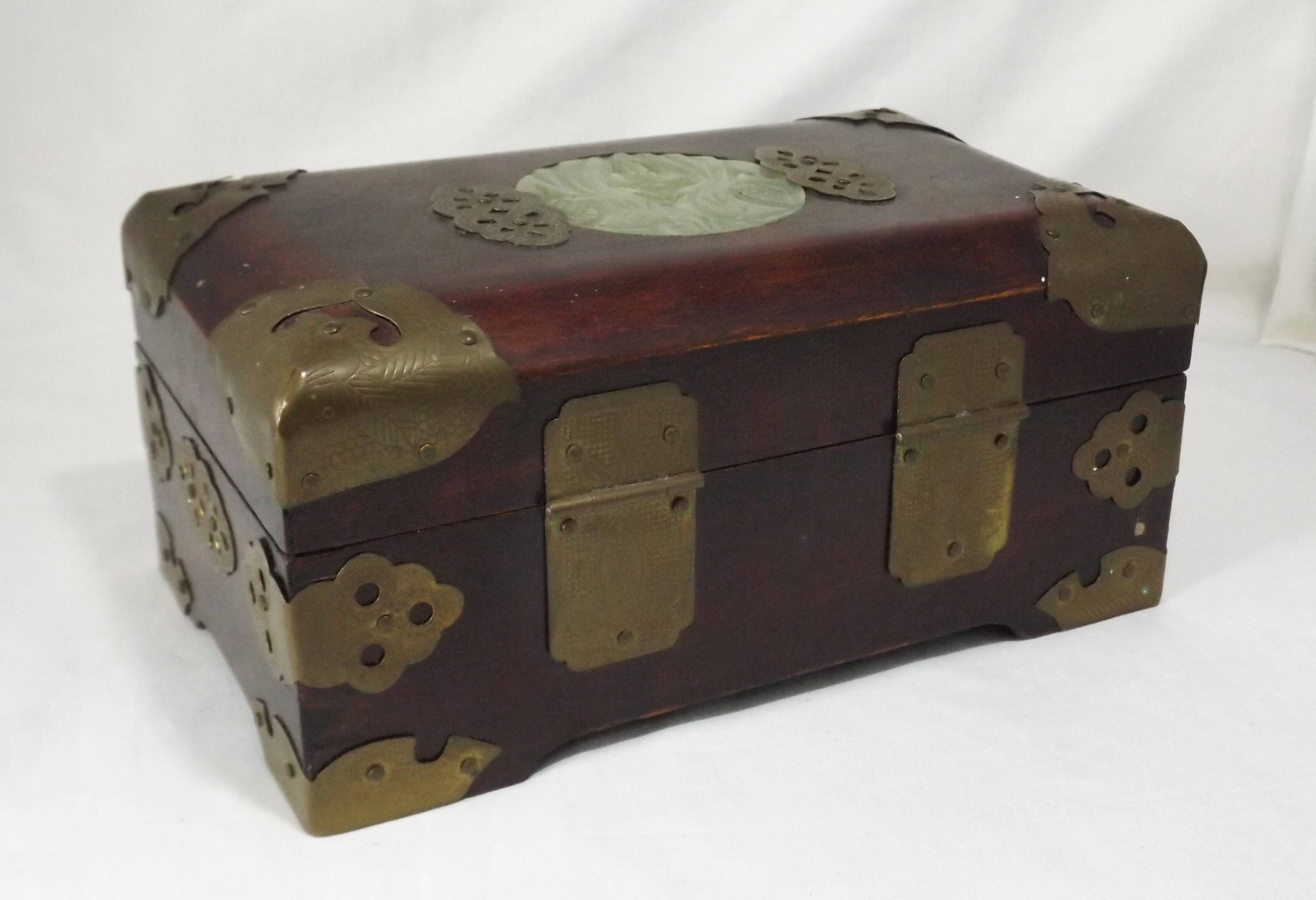 Chinese jewelry box in jade inlaid wood