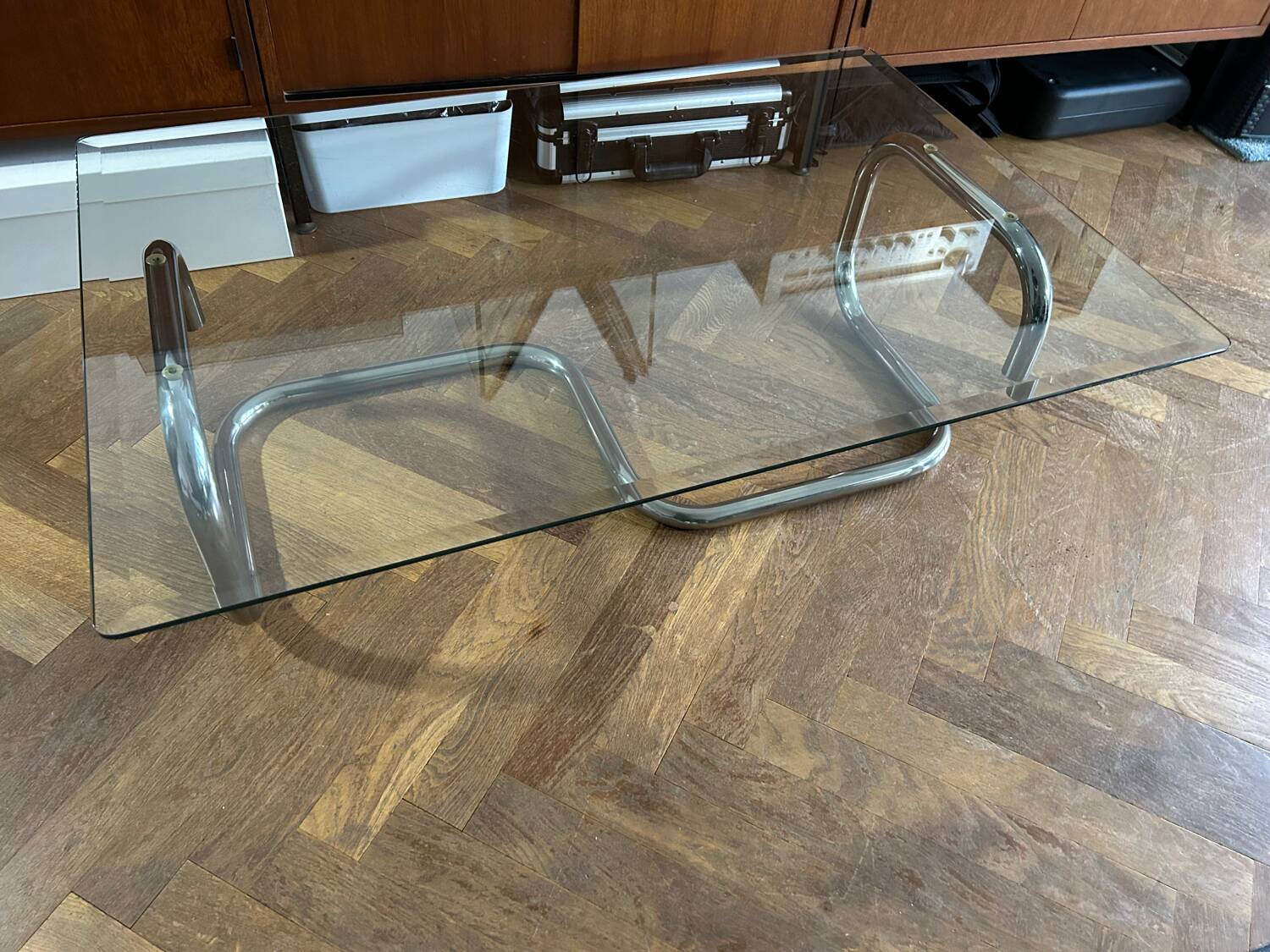 1970s design coffee table in rectangular glass with chrome legs