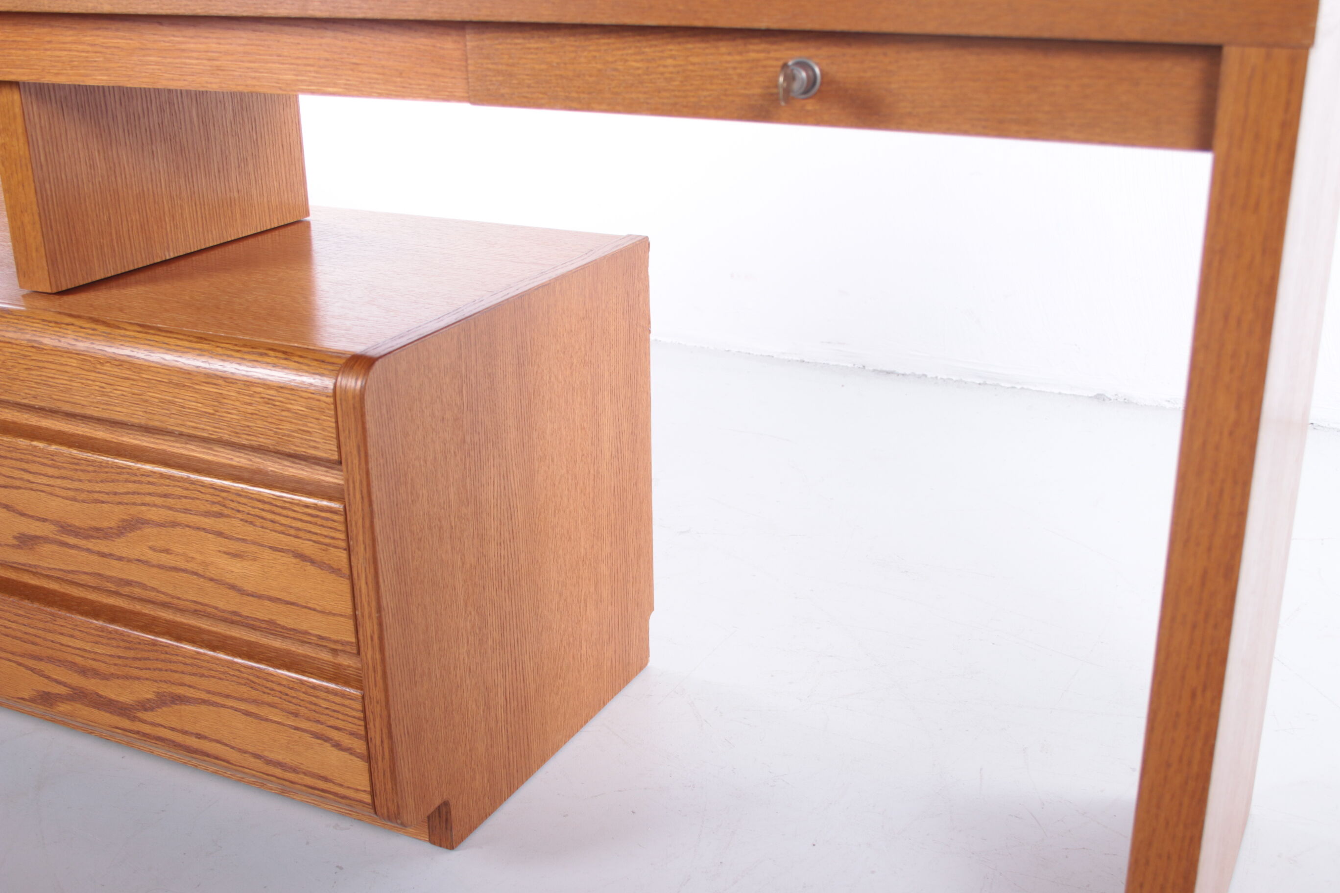 Bureau réglable en bois clair Moser