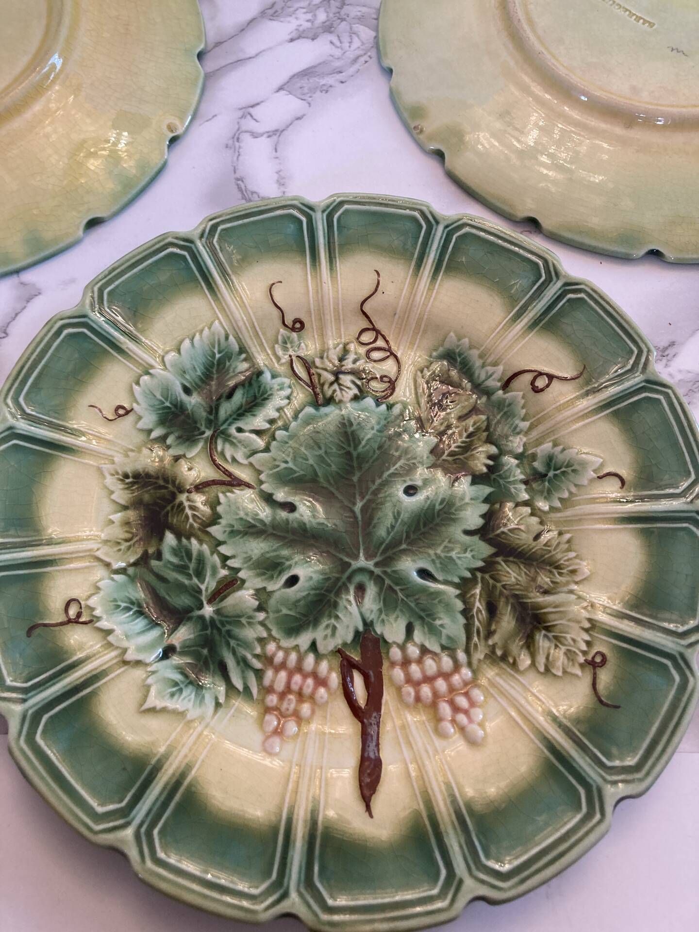 12 assiettes barbotine Sarreguemines décor vignes