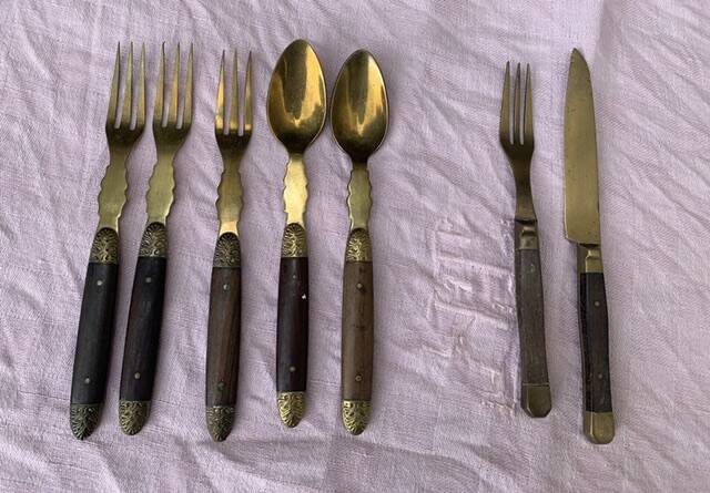 Set of 7 cutlery in wood and gilded and chiseled metal, cutlery for children, old and collectors