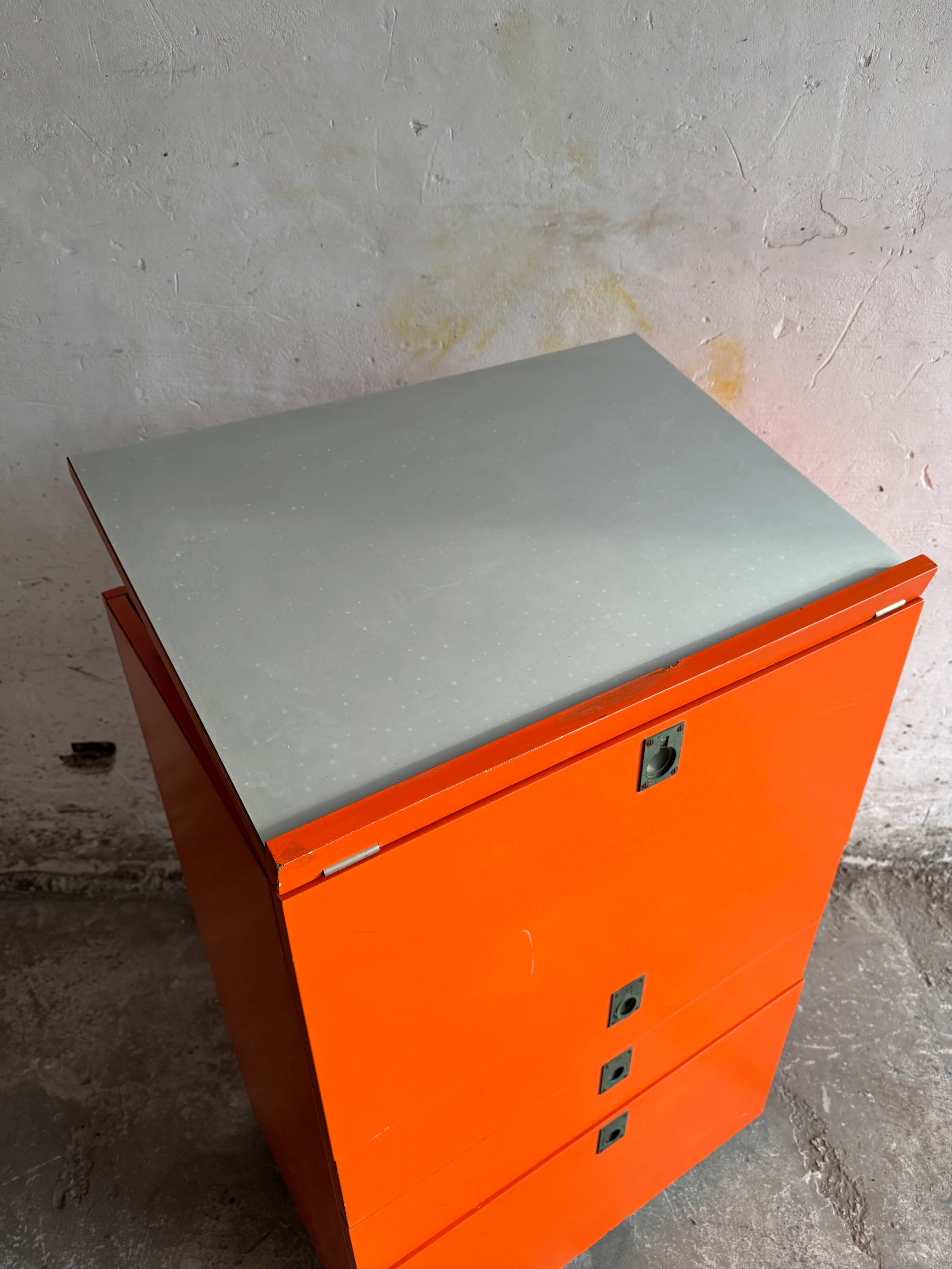 Beautiful chest of drawers with a foldable work surface and slanted top – 1980