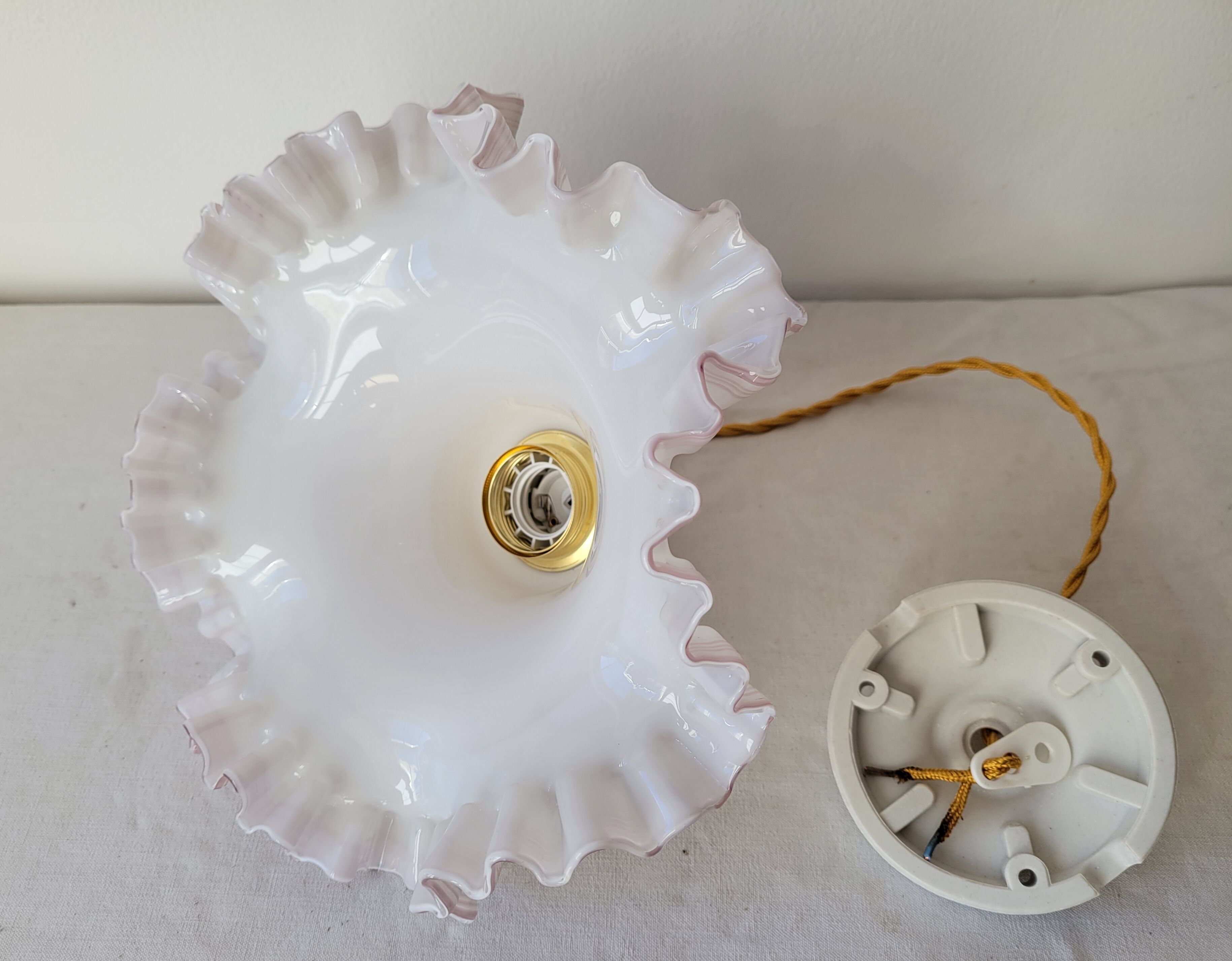 White and pink opaline suspension