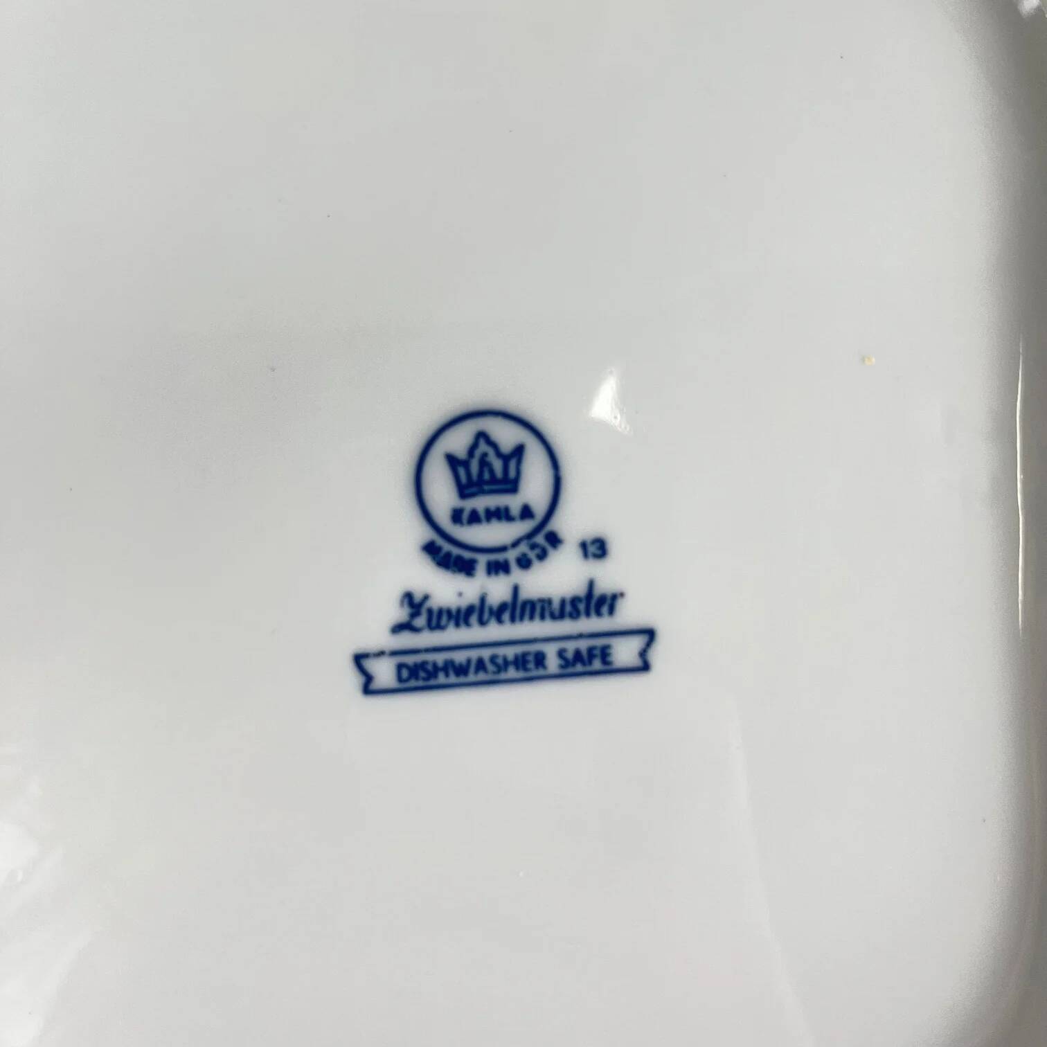 Pair of square dishes in Blue Onion porcelain Kahla – East Germany, 1960–1980