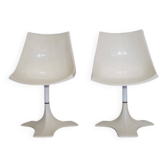 Pair of fiberglass chairs by Matti Suuronen