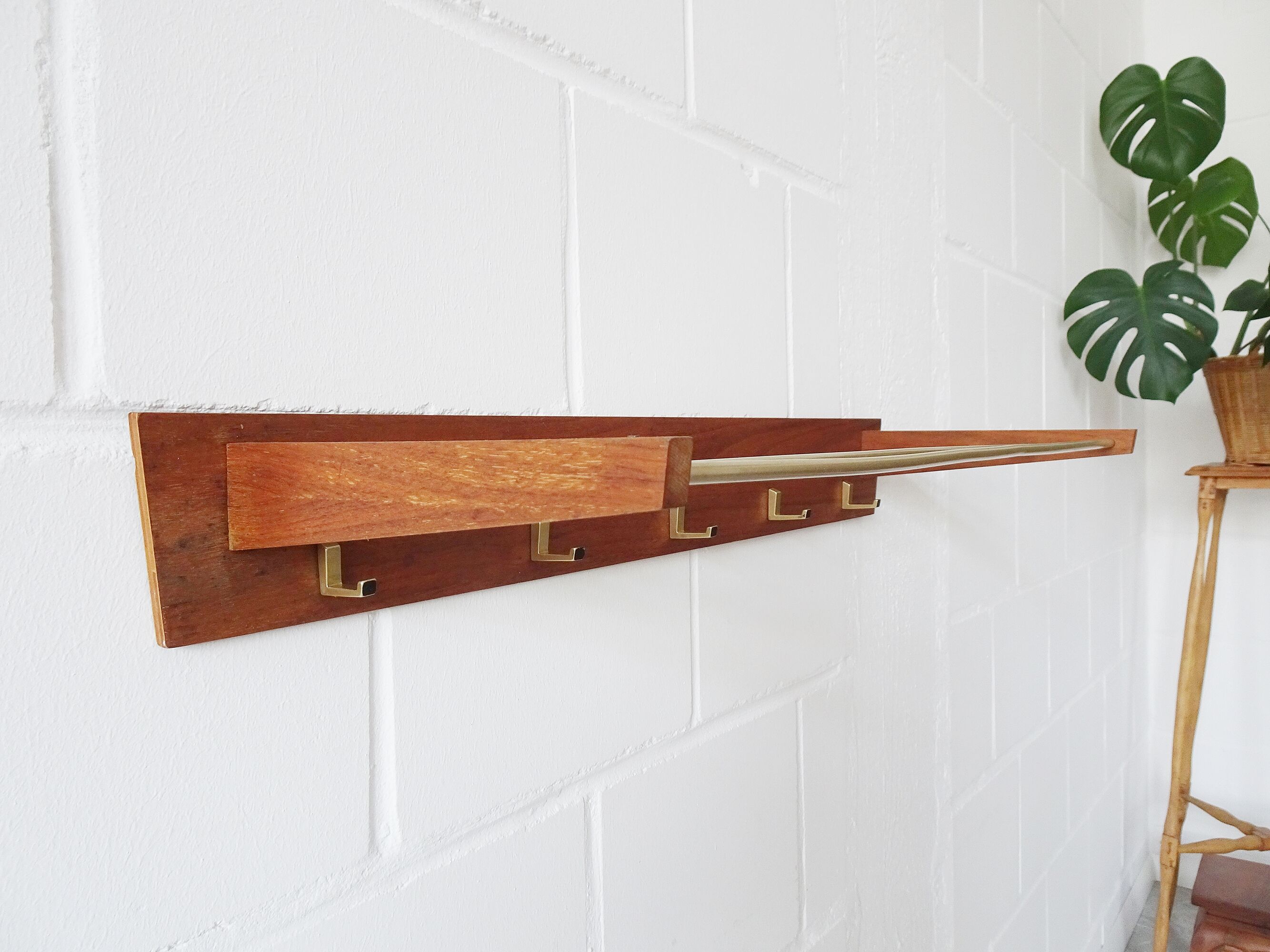 Wall coat rack with hat rack made of teak and gold metal,
