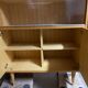 Bibliothèque en bois clair pieds compas