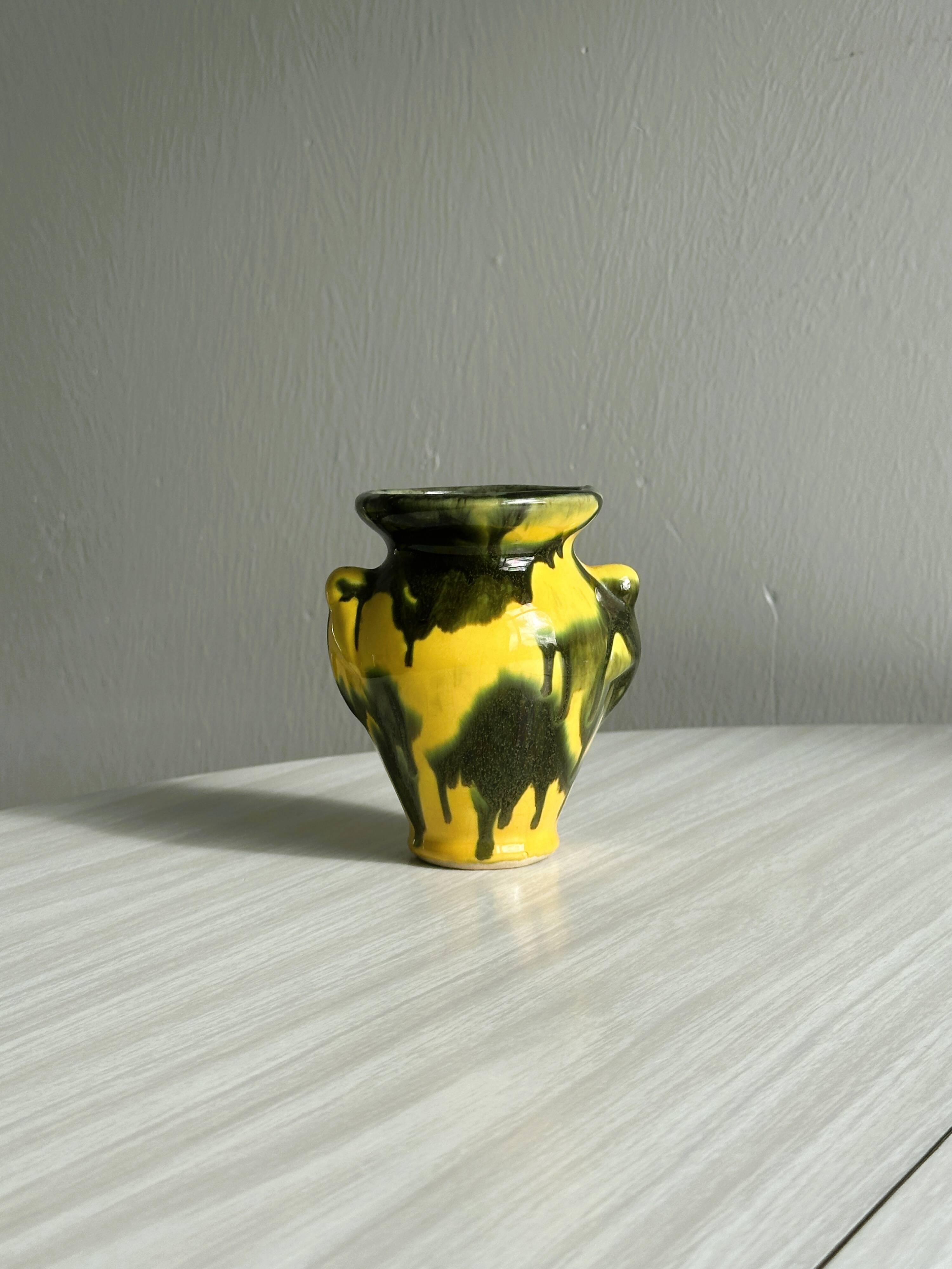 Petit vase en céramique, couleurs jaune et vert, design artistique,