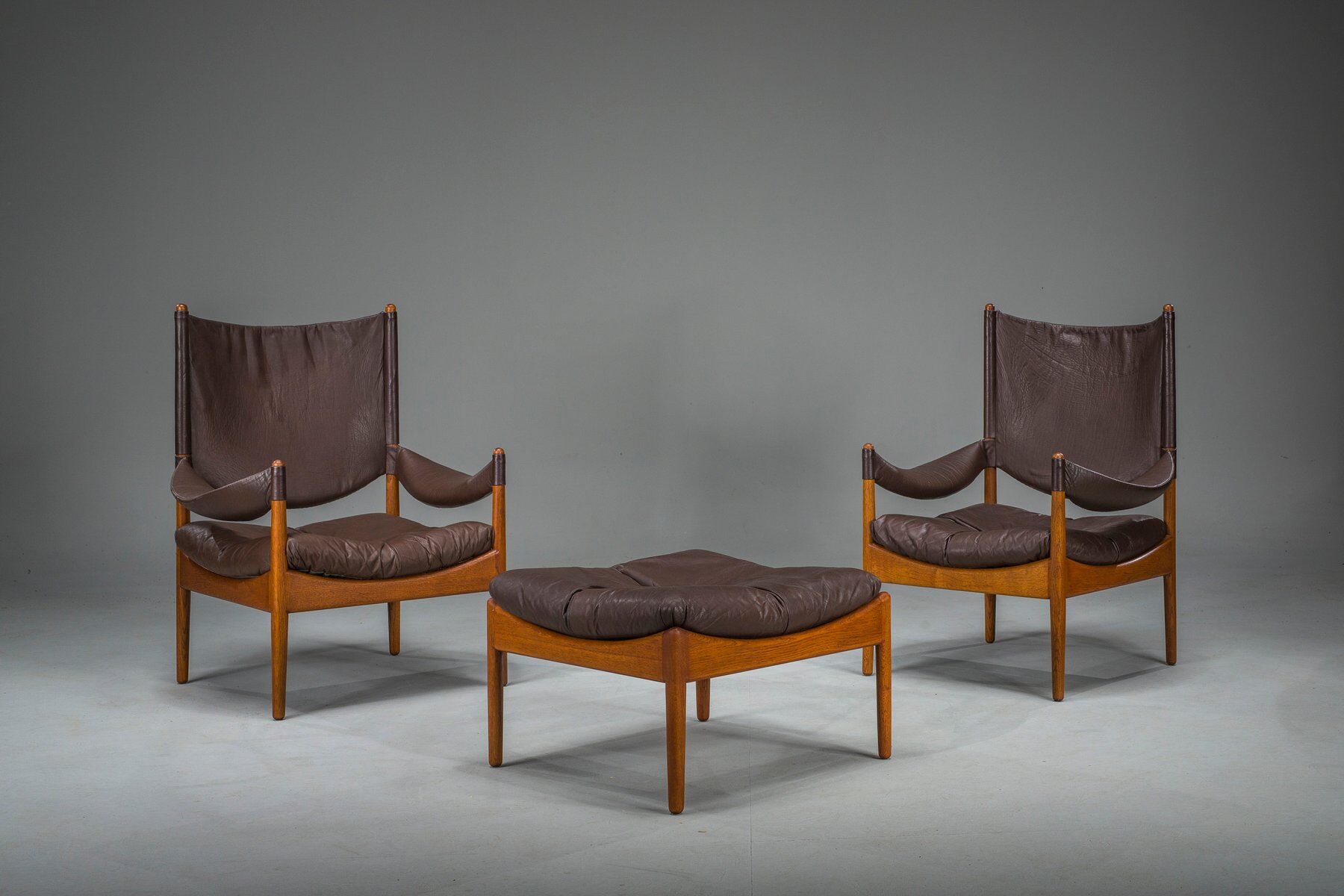 Ensemble de 3 fauteuils lounge danois modernes en chêne et cuir avec repose-pieds, conçus par Kristian Vedel pour Søren Wiladsen, années 1960.