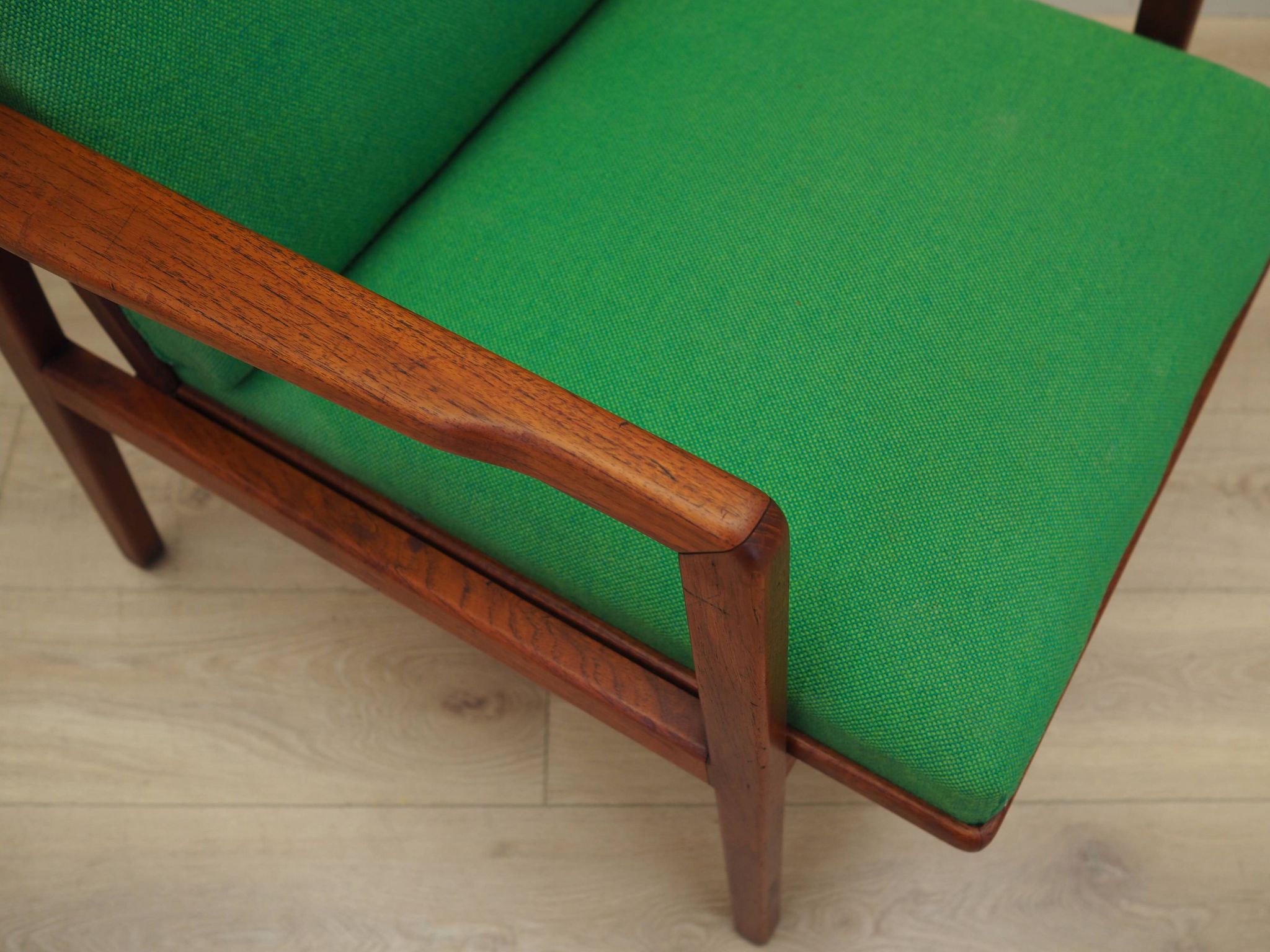Fauteuil danois en teck et tissu vert, années 1970