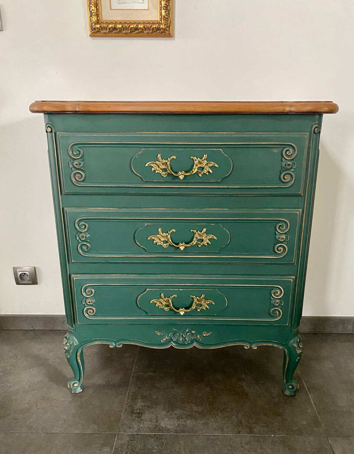 Commode bois massif relooké vert pinède patiné