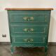 Commode bois massif relooké vert pinède patiné