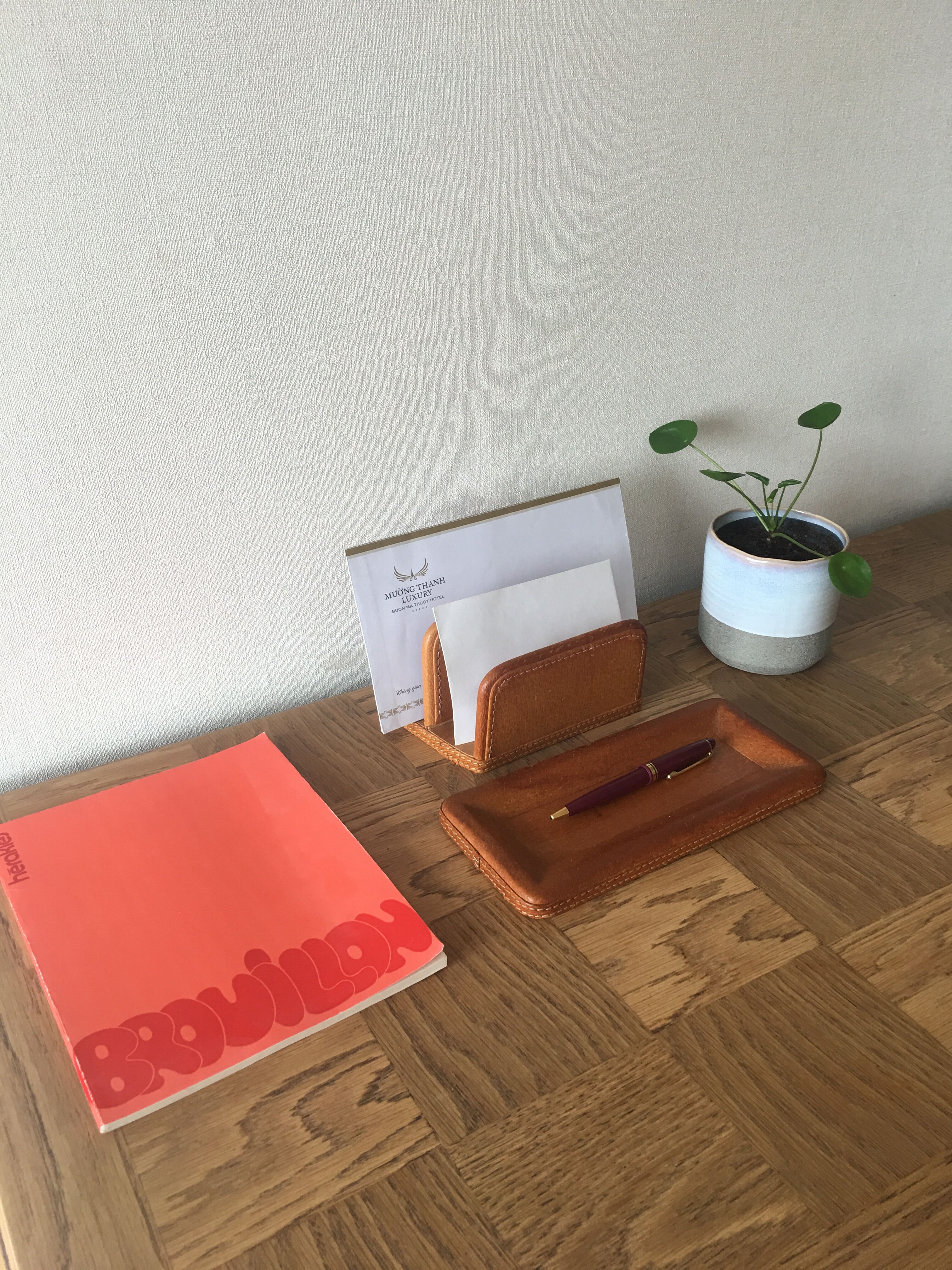 Empty pocket and letter holder in brown leather - vintage