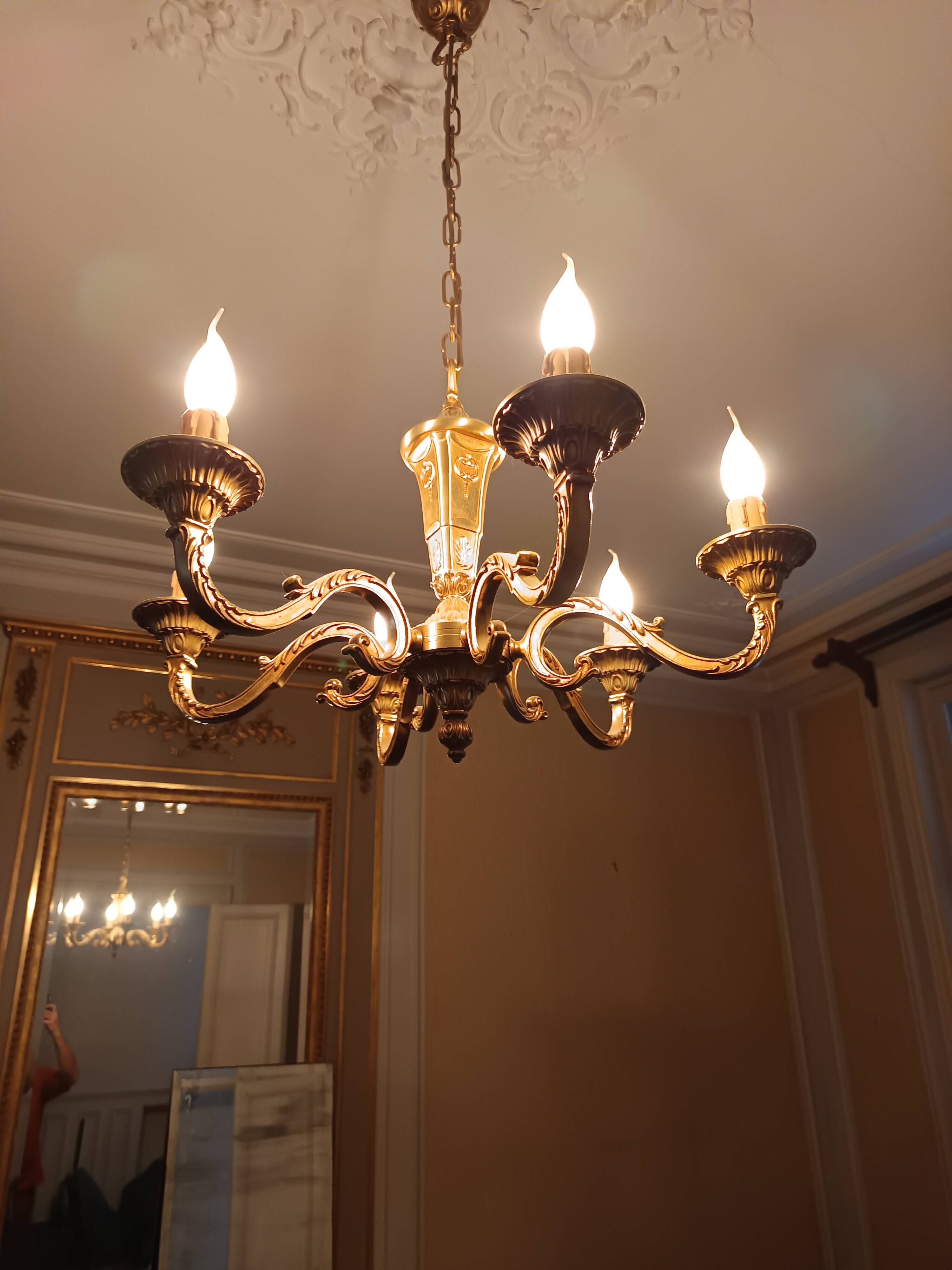 Stunning 6-arm brass chandelier