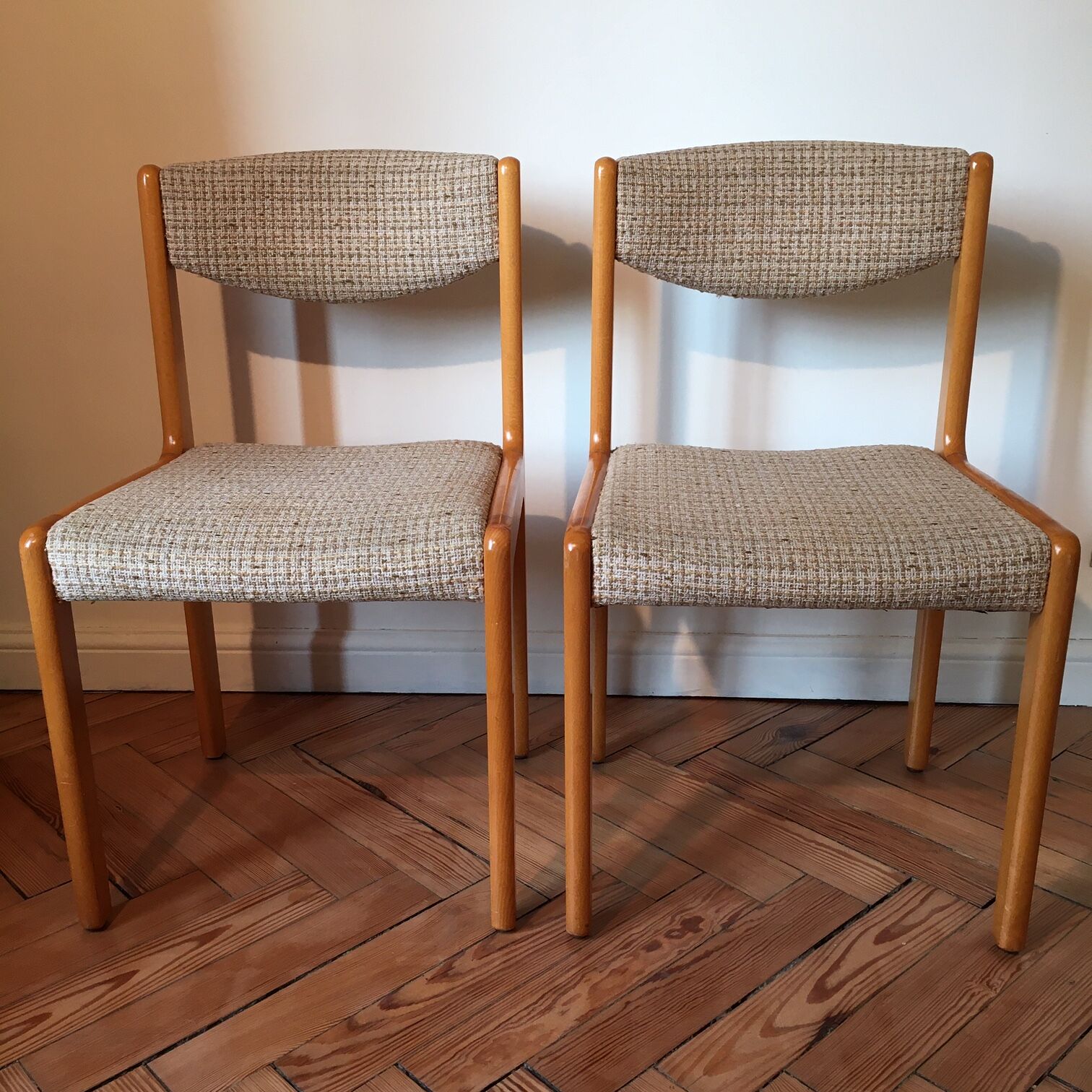 Lot of 4 chairs in beech and beige tweed fabric 60